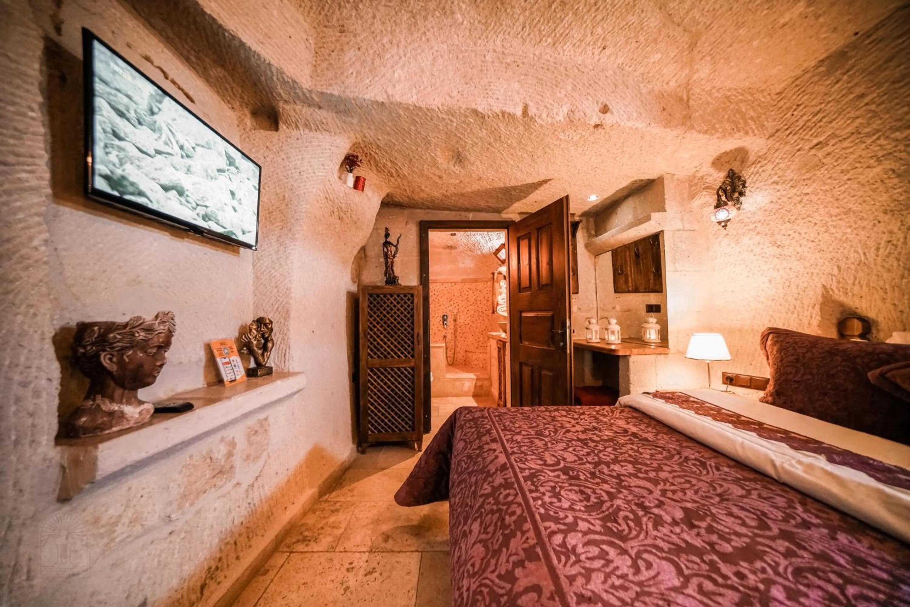 Photo of the whole room, Bed in Zeus Cave Suites