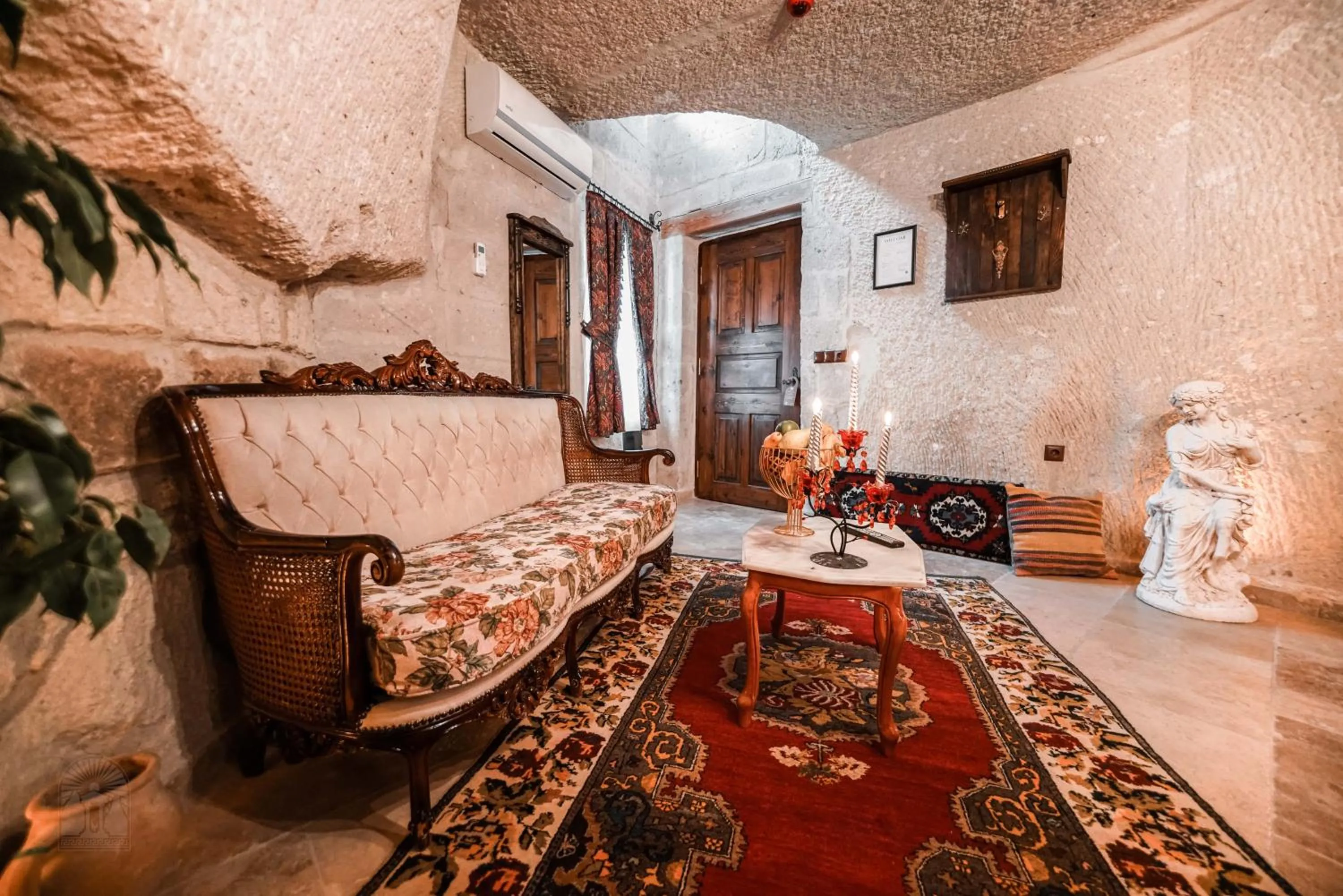 Photo of the whole room in Zeus Cave Suites