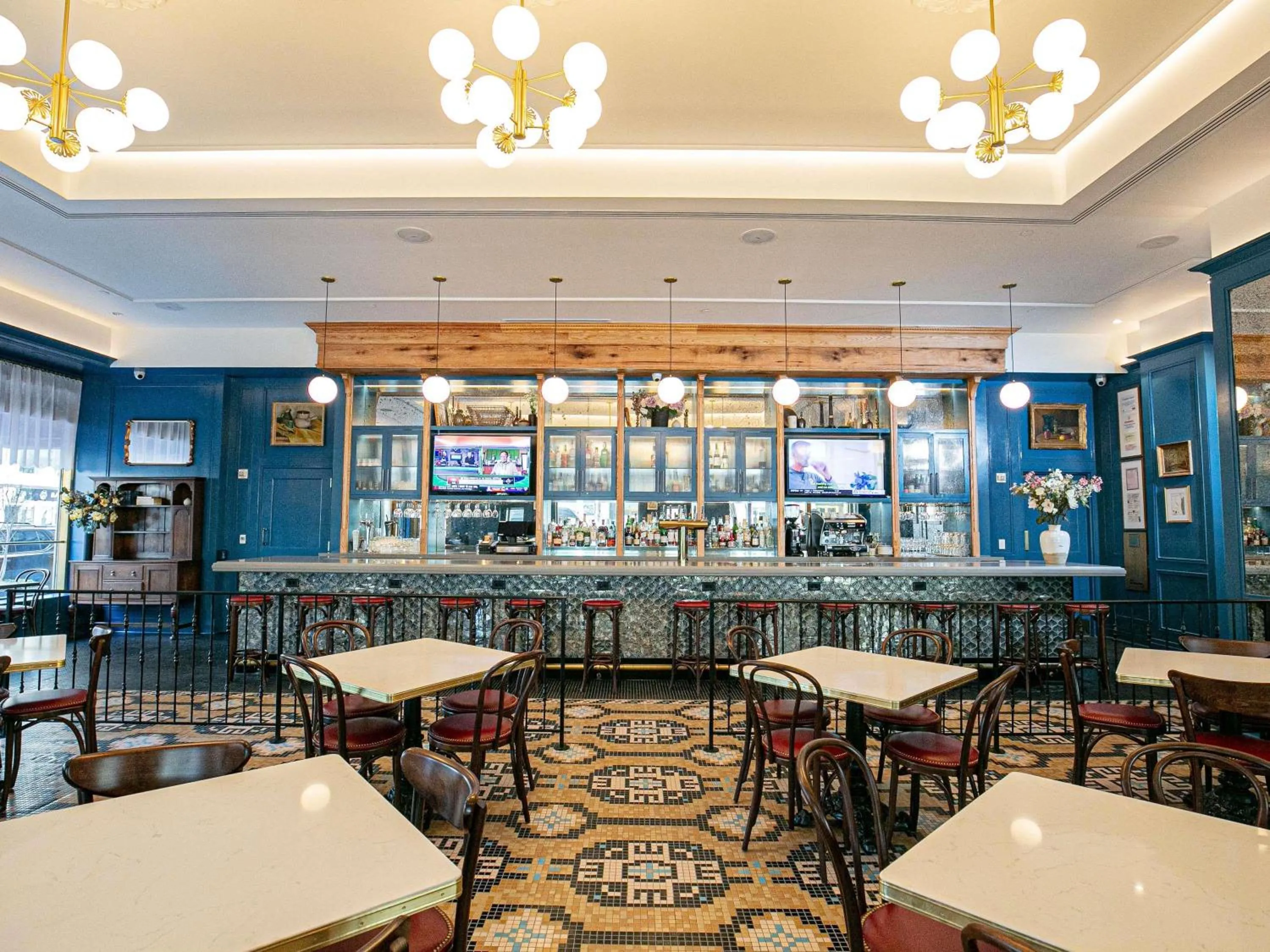 Lounge or bar in Sofitel Lafayette Square Washington DC