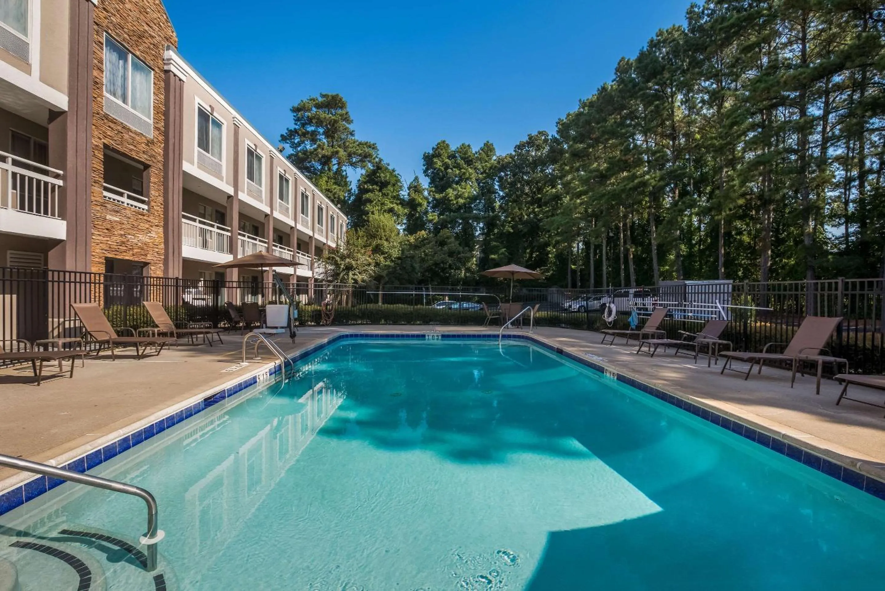 Swimming pool in Quality Inn Northlake