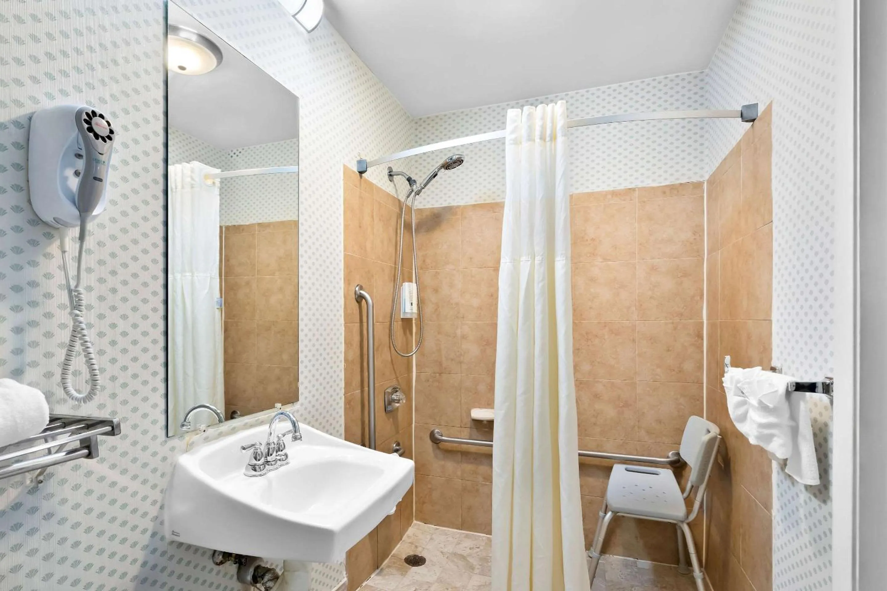 Bathroom in Quality Inn Northlake