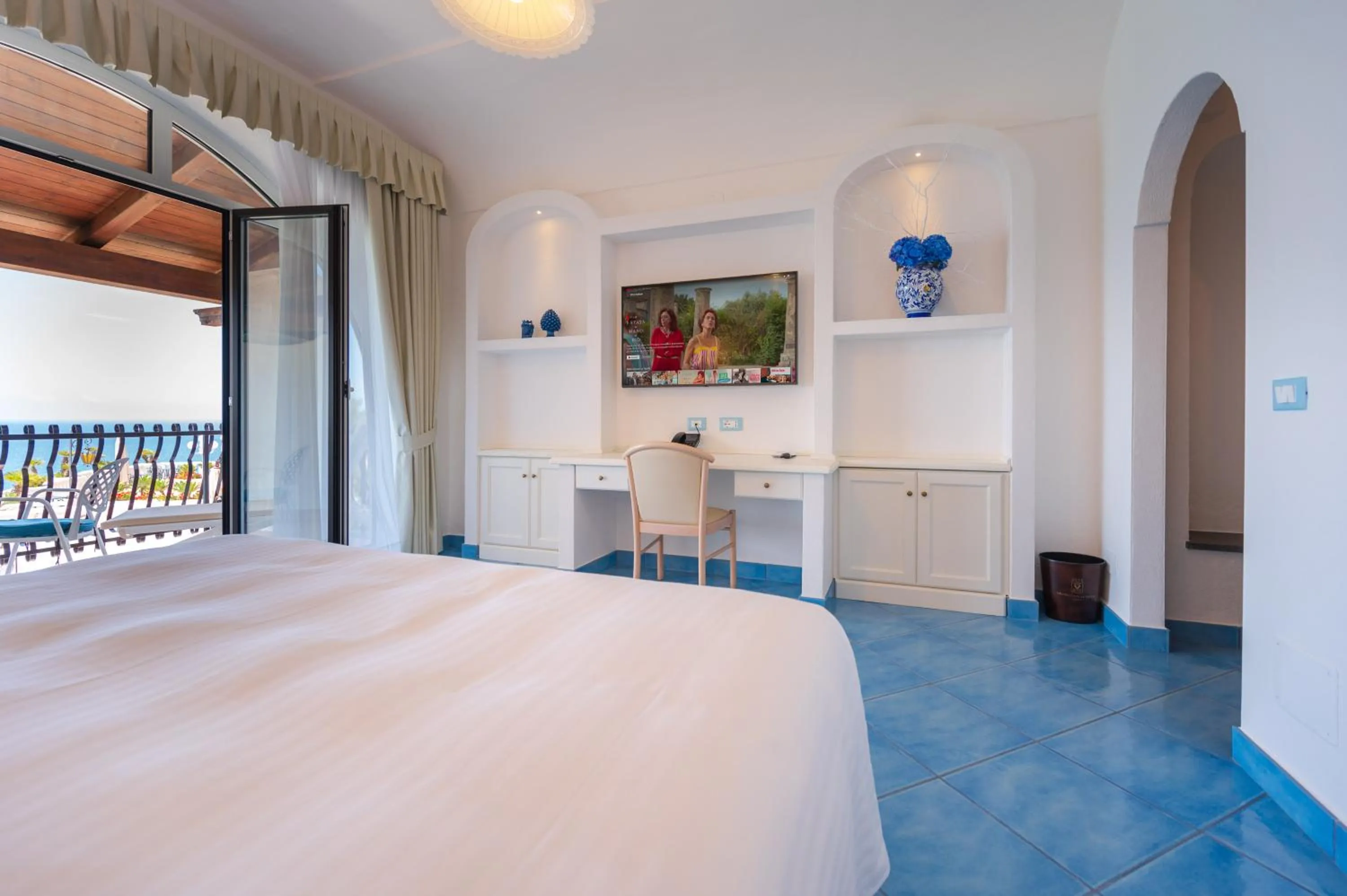 Bedroom, Bed in Grand Hotel Le Rocce
