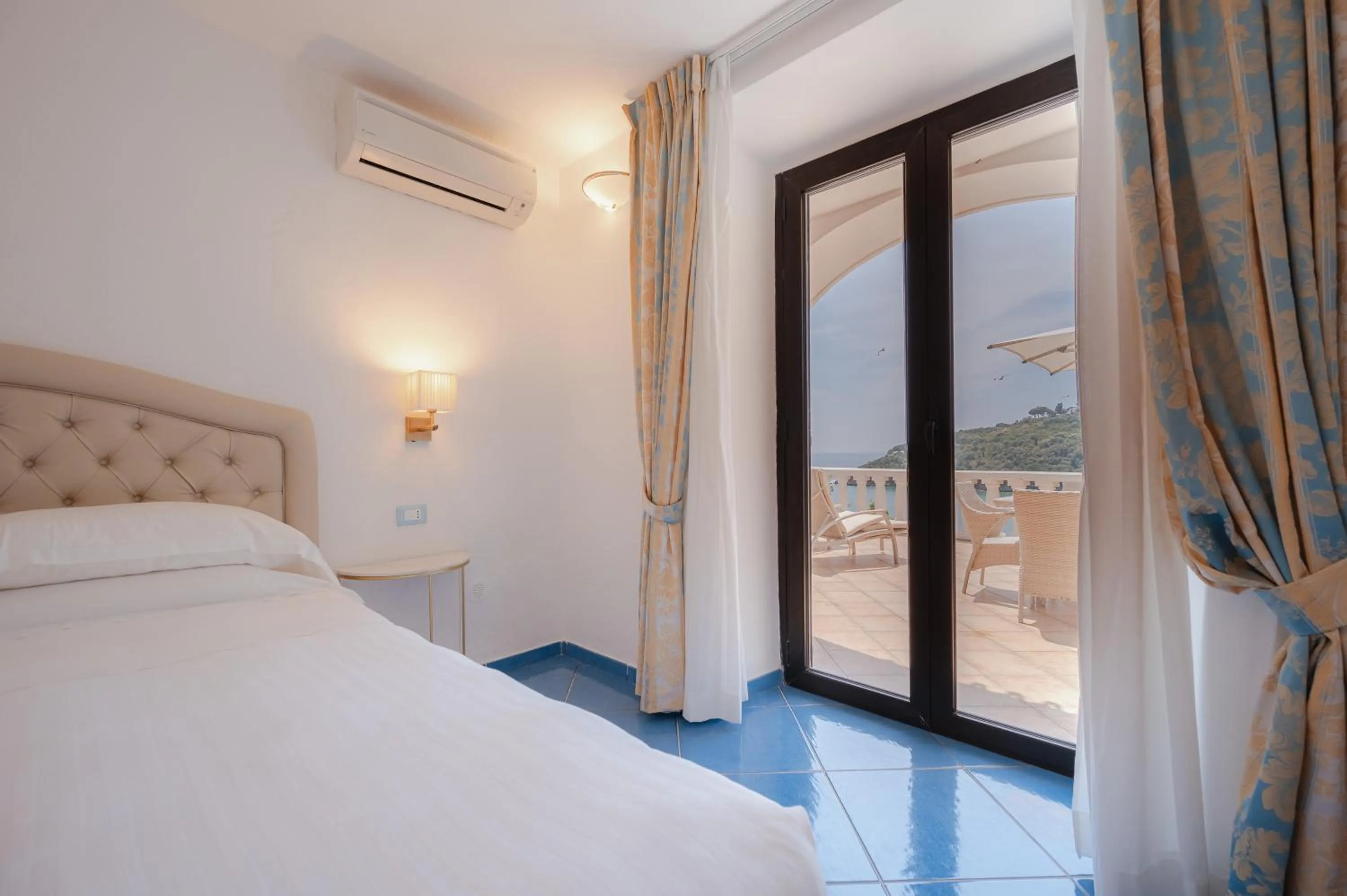 Bed in Grand Hotel Le Rocce