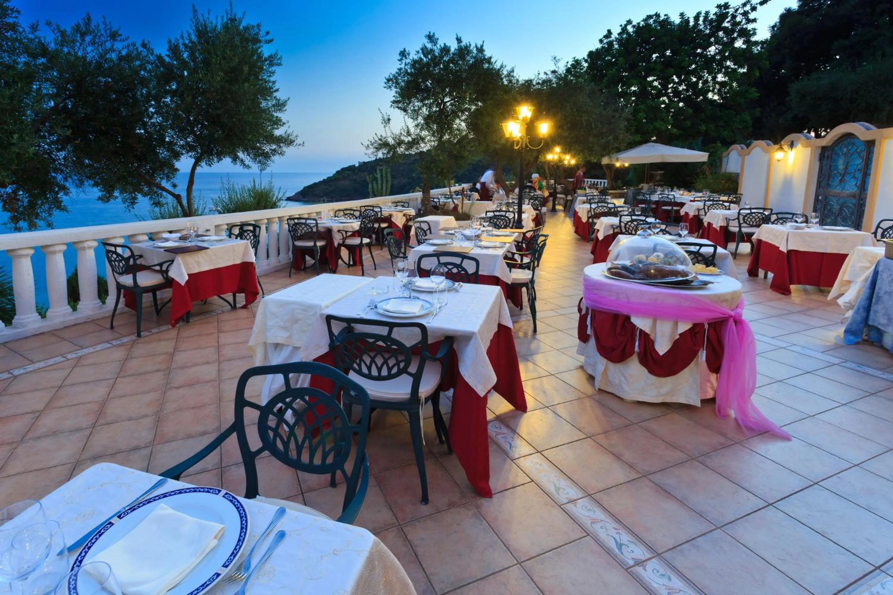 Restaurant/places to eat in Grand Hotel Le Rocce