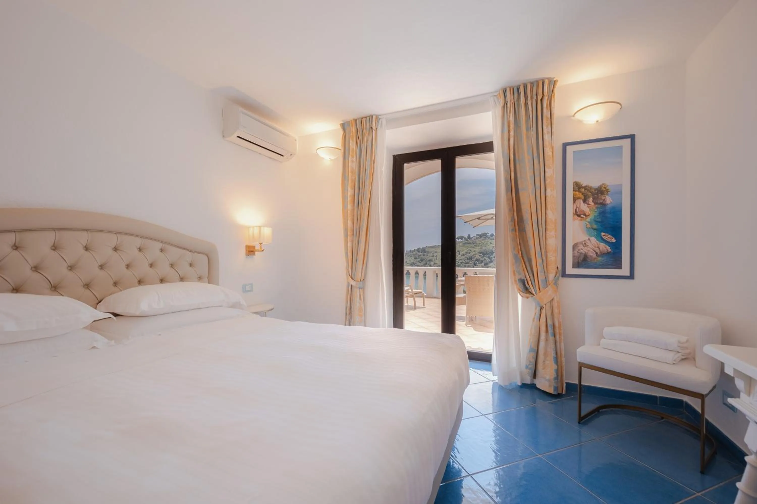 Bed in Grand Hotel Le Rocce