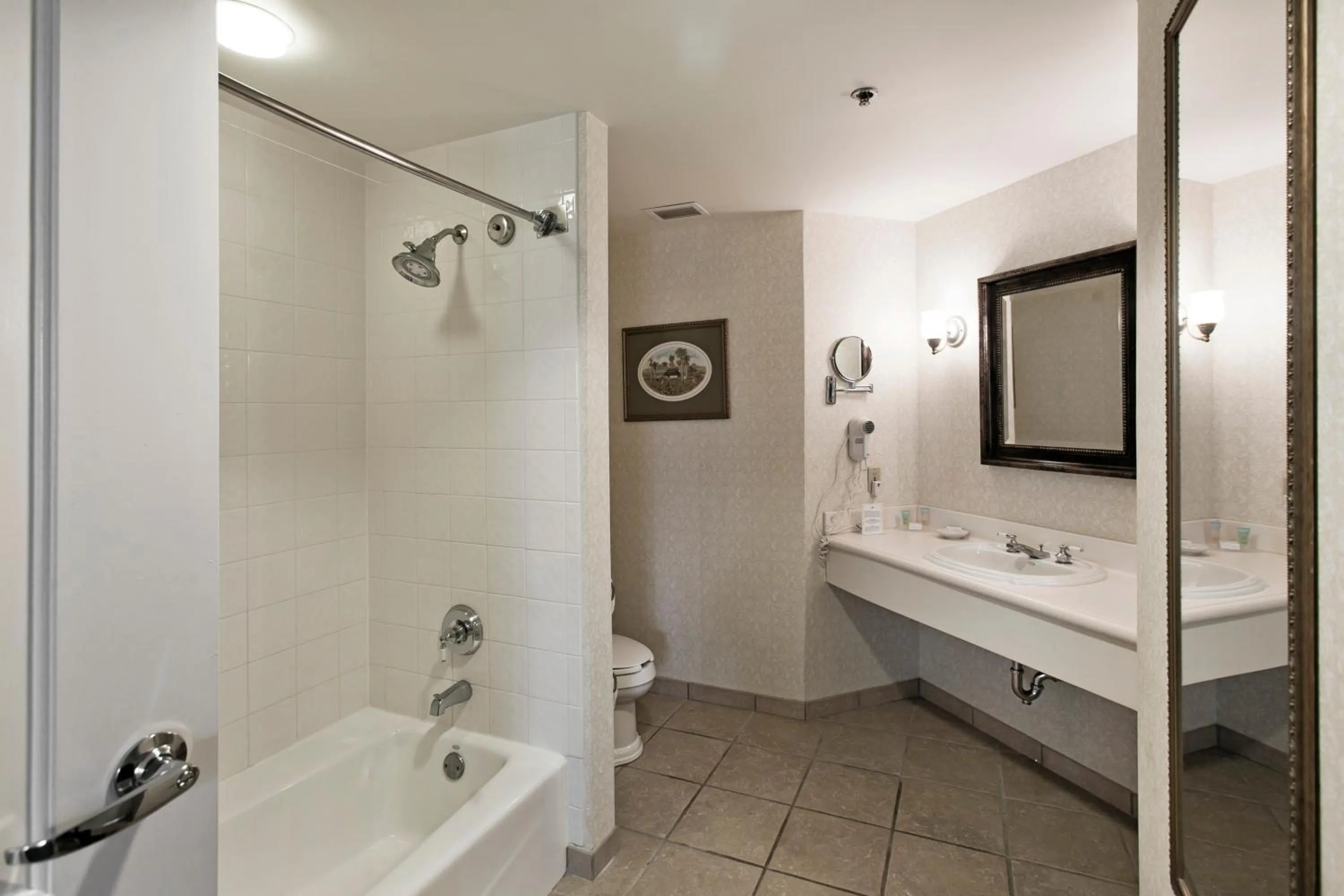 Bathroom in Monumental Hotel Orlando