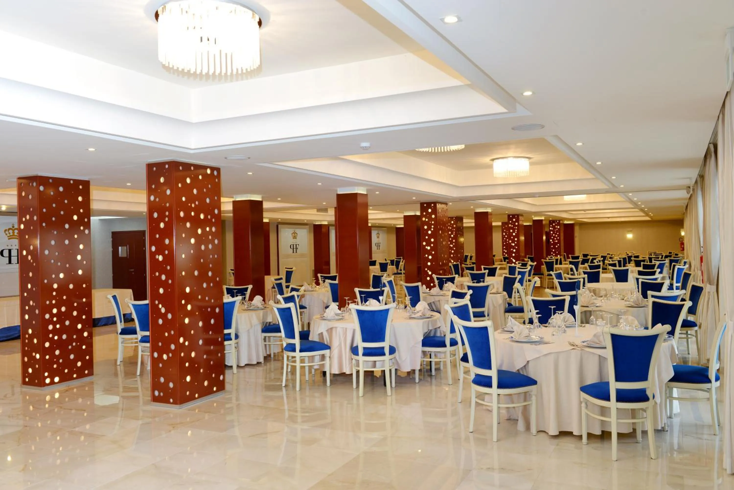 Restaurant/places to eat in Prince Franklyn Hotel