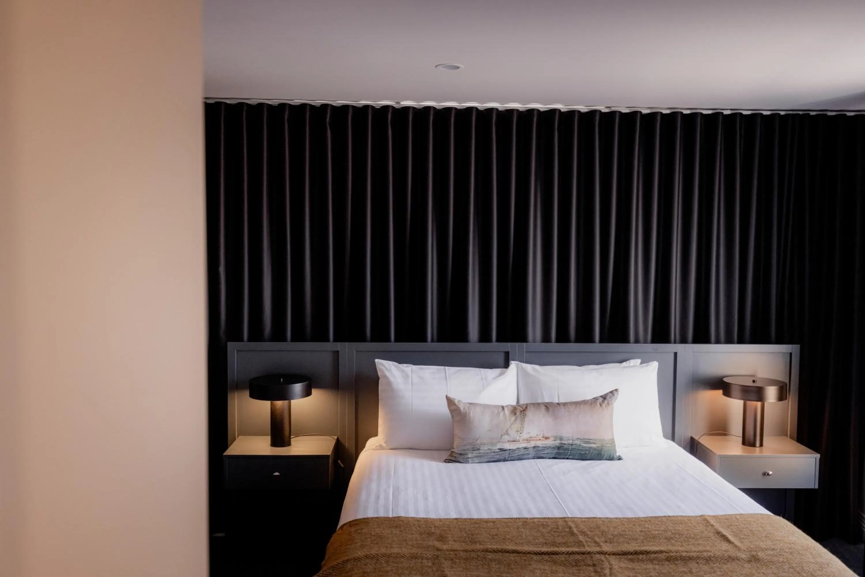 Bed in Shipwrights Arms Hotel