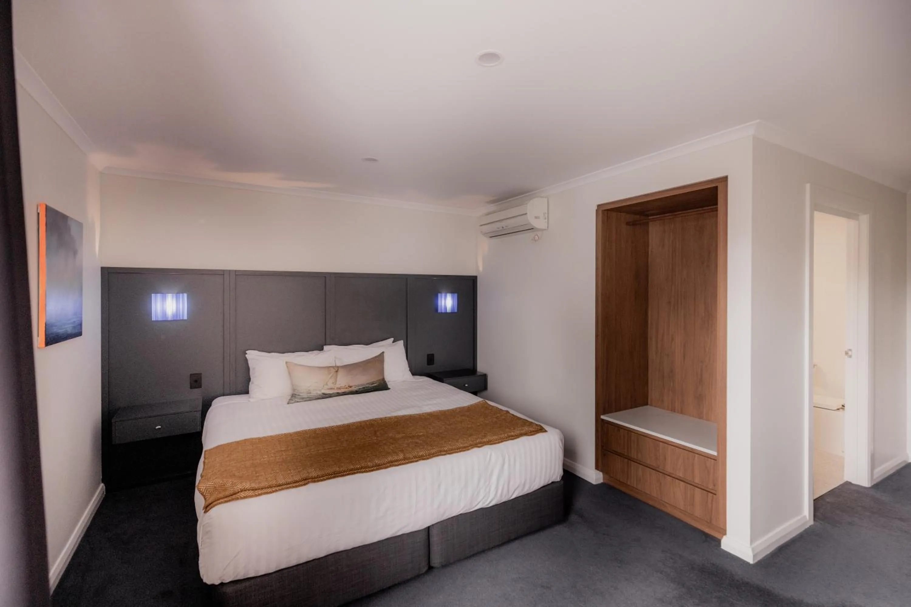 Bed in Shipwrights Arms Hotel