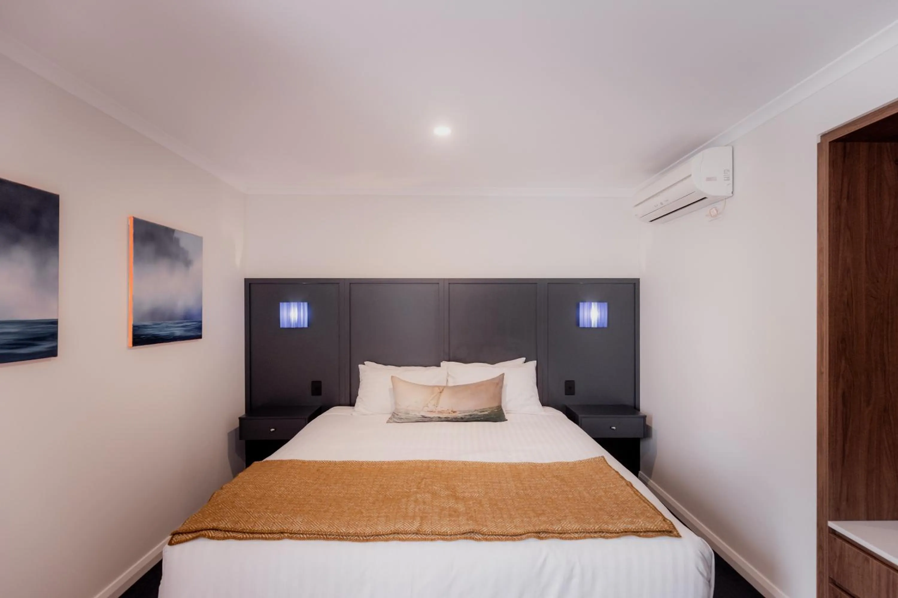 Bed in Shipwrights Arms Hotel