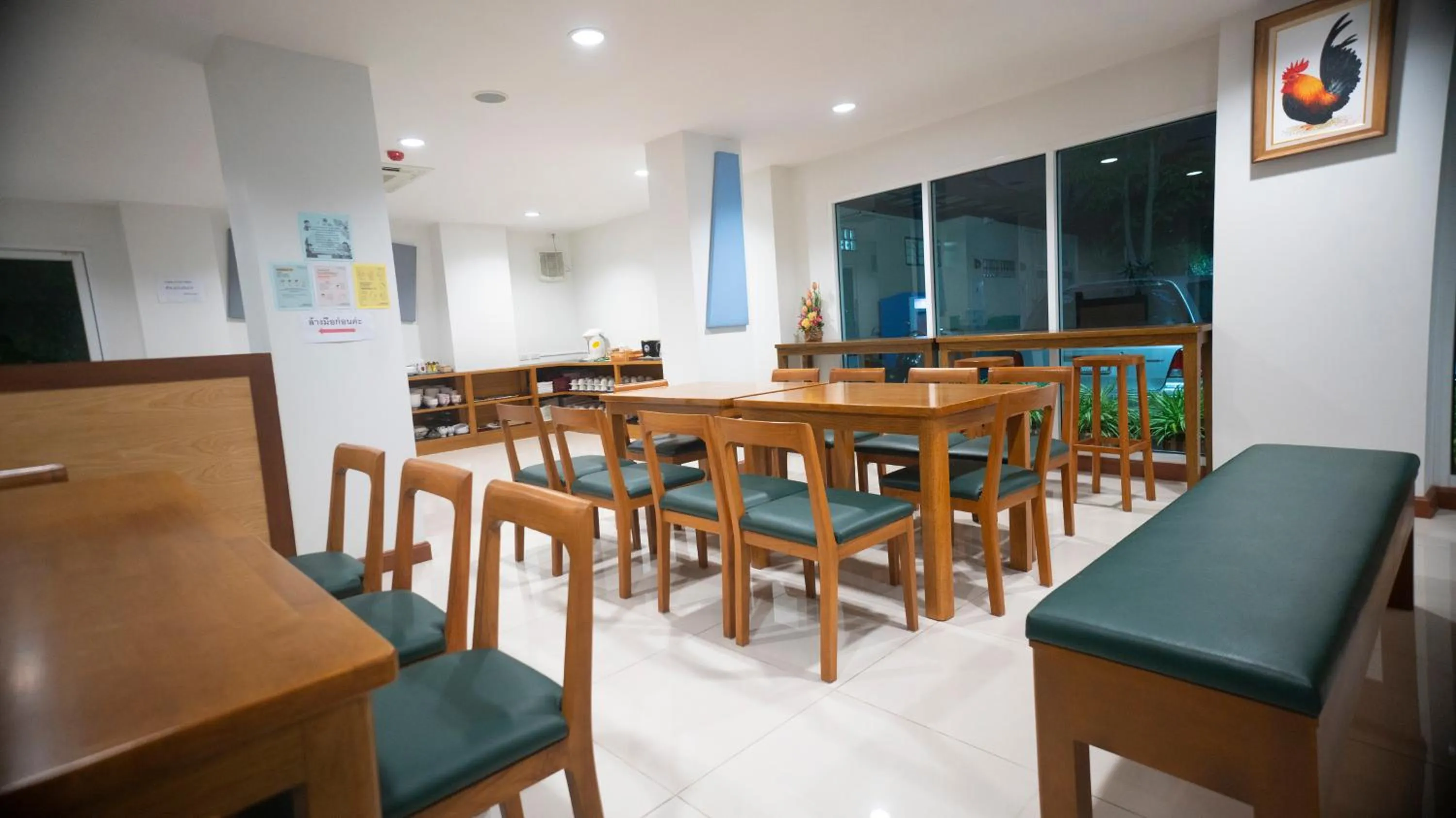 Restaurant/places to eat in The Willing Hotel and Residence