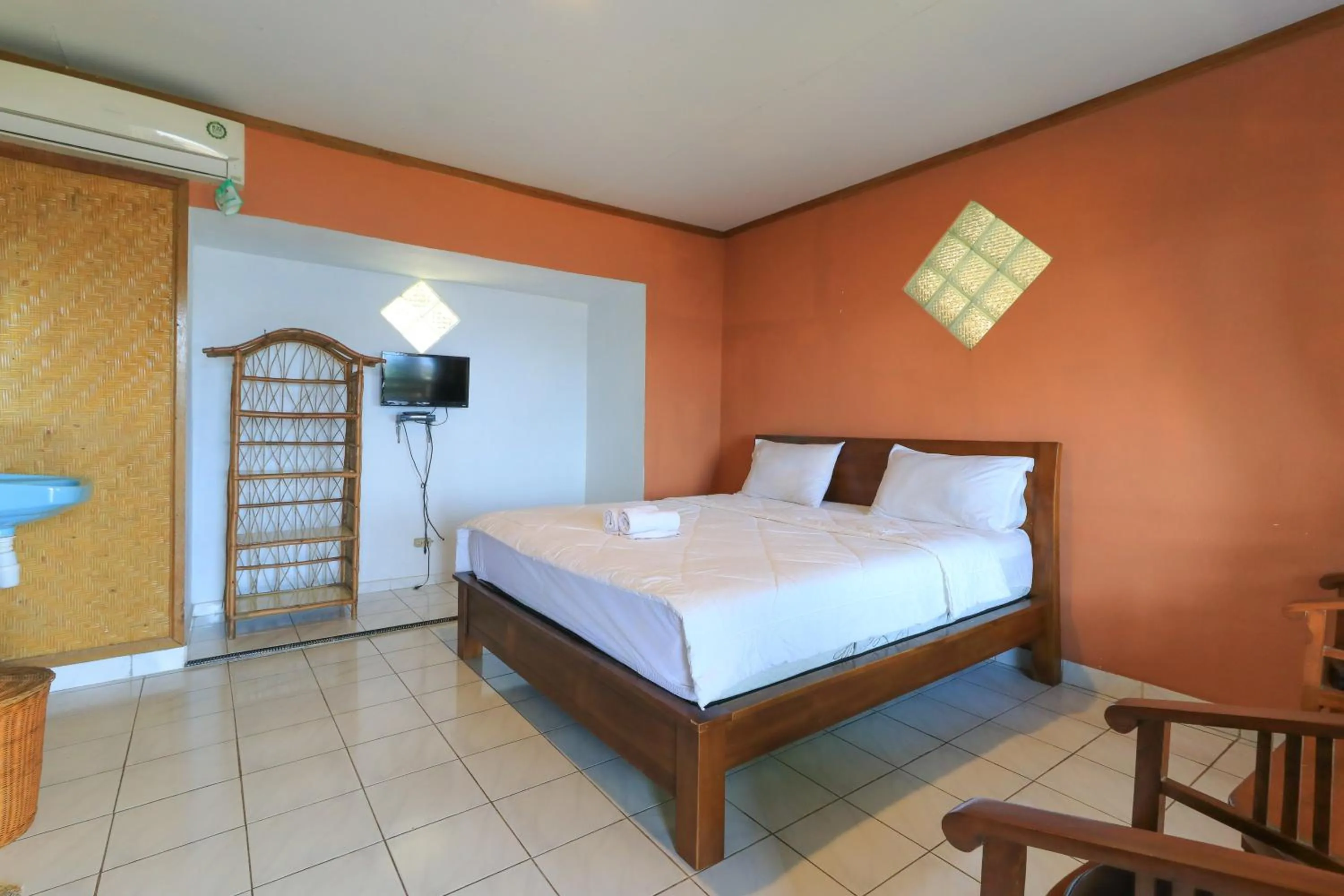 Bedroom, Bed in Hotel Tara Bar & Resto Air Sanih
