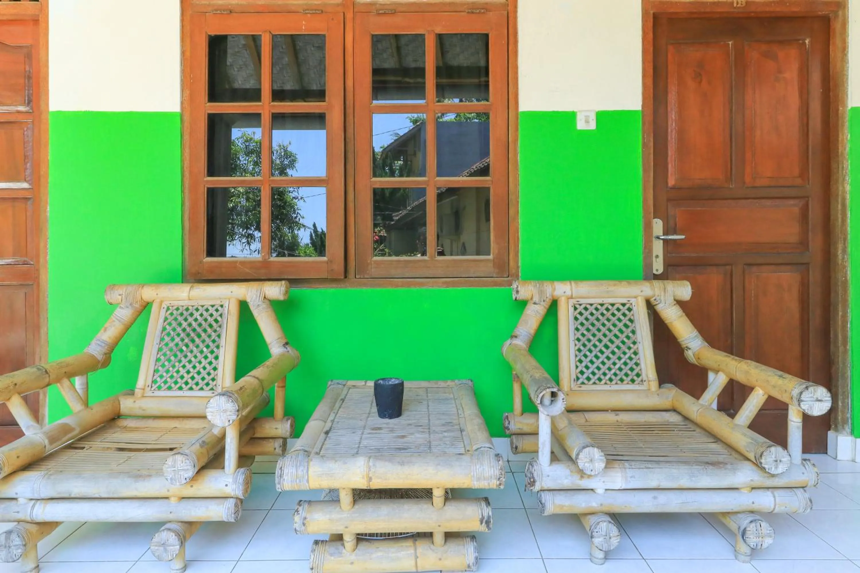 Patio in Hotel Tara Bar & Resto Air Sanih