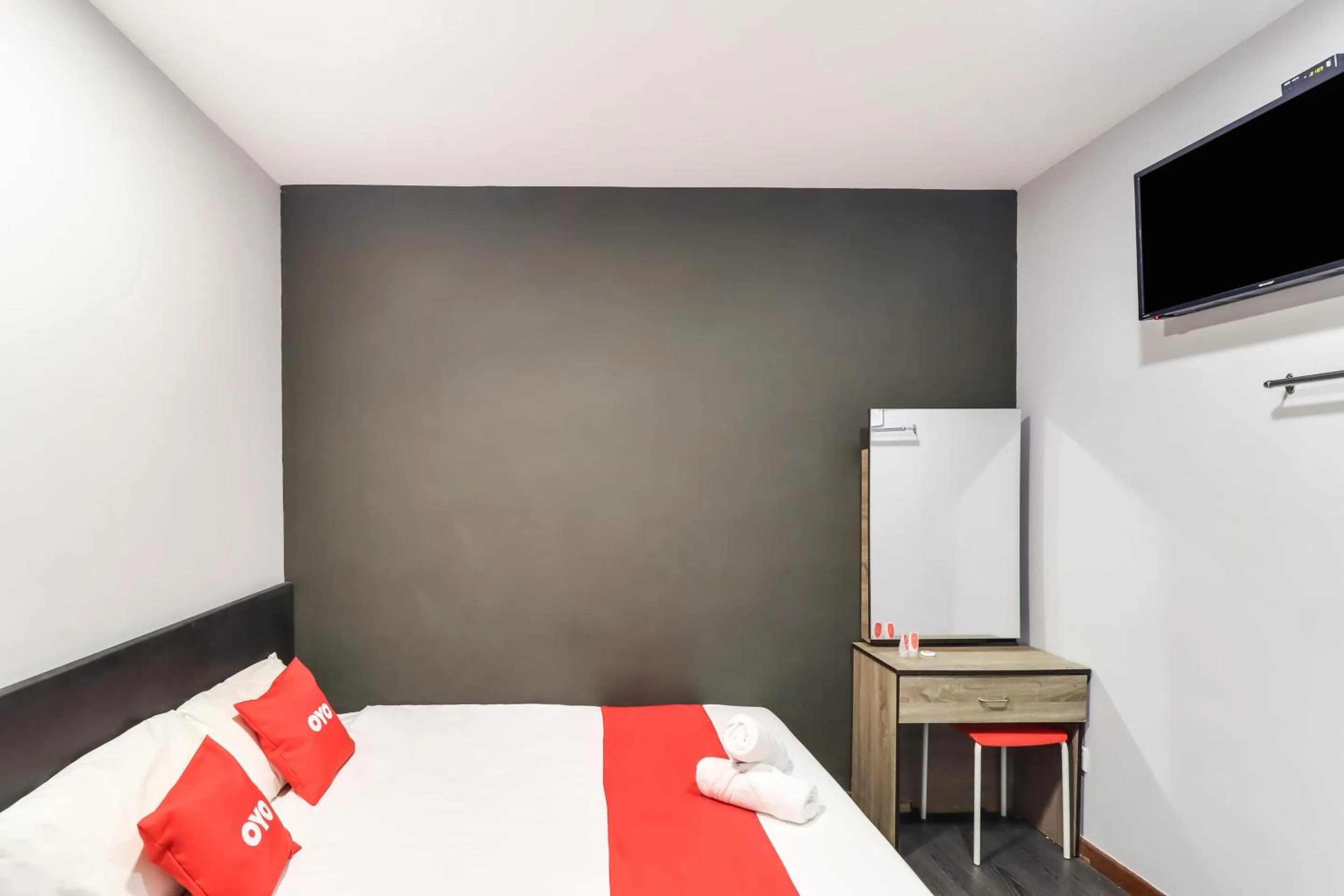 Bedroom, Bed in OYO 89381 Moonnight Hotel