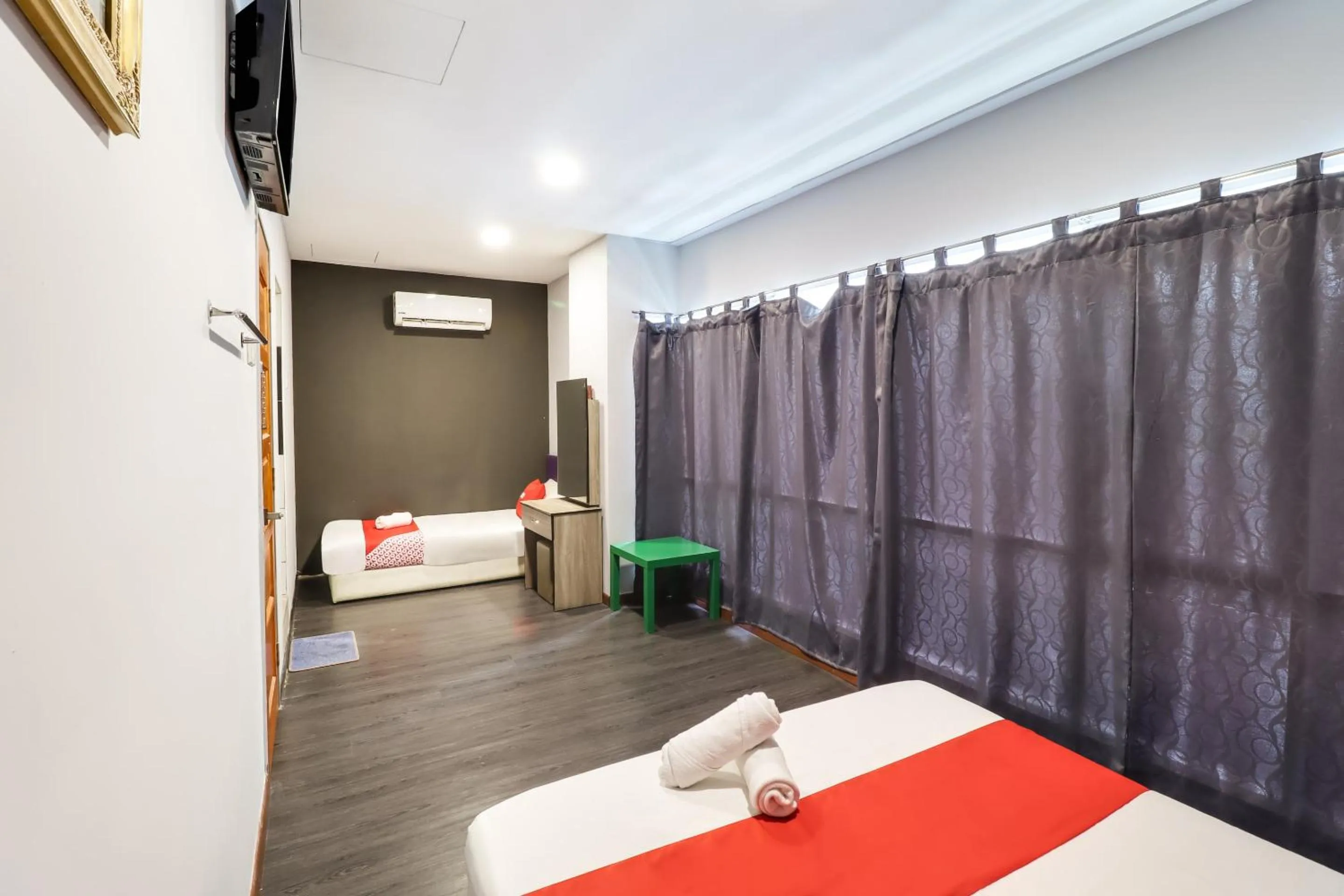 Bedroom, Bed in OYO 89381 Moonnight Hotel