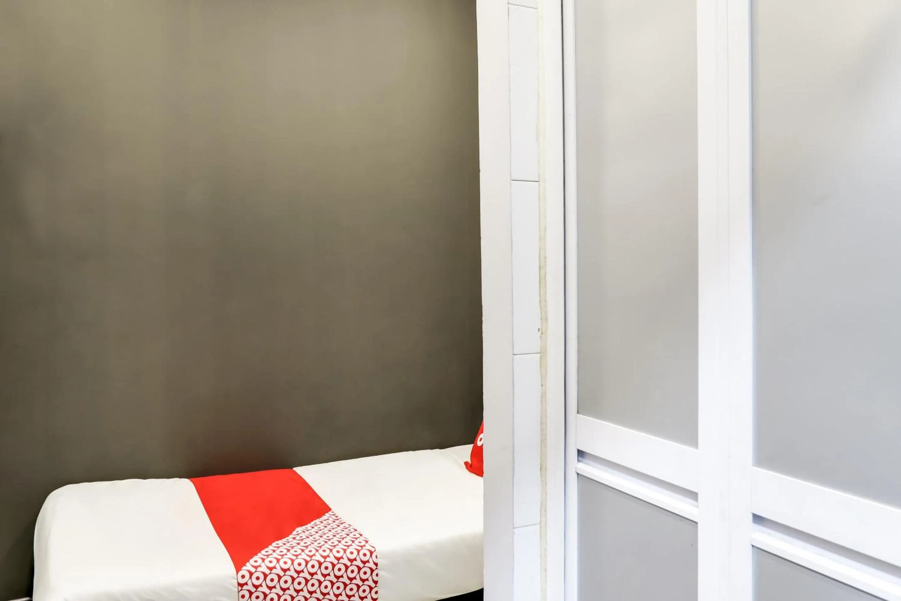 Bedroom, Bed in OYO 89381 Moonnight Hotel