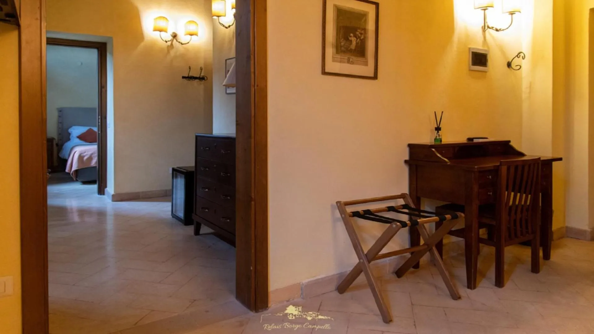 Photo of the whole room in Relais Borgo Campello