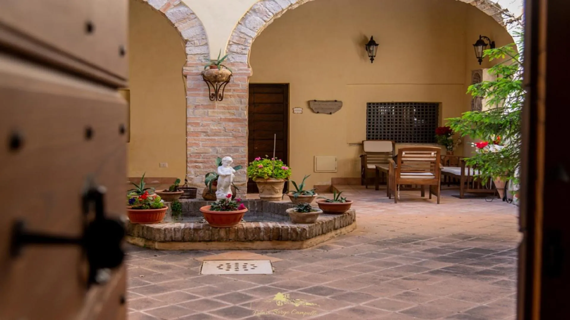 Patio in Relais Borgo Campello