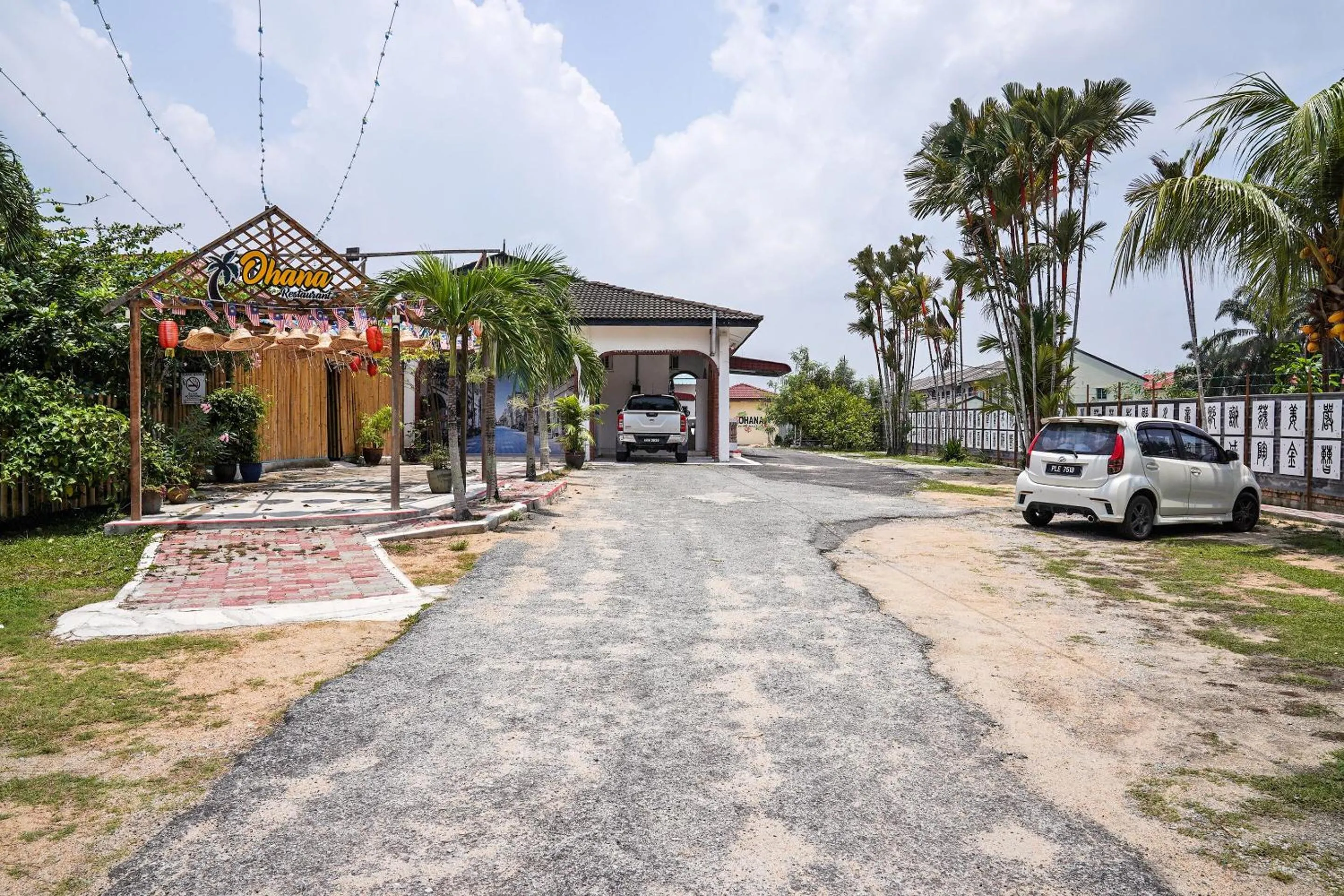 Facade/entrance, Property Building in Capital O 89374 Ohana Restaurant & Homestay