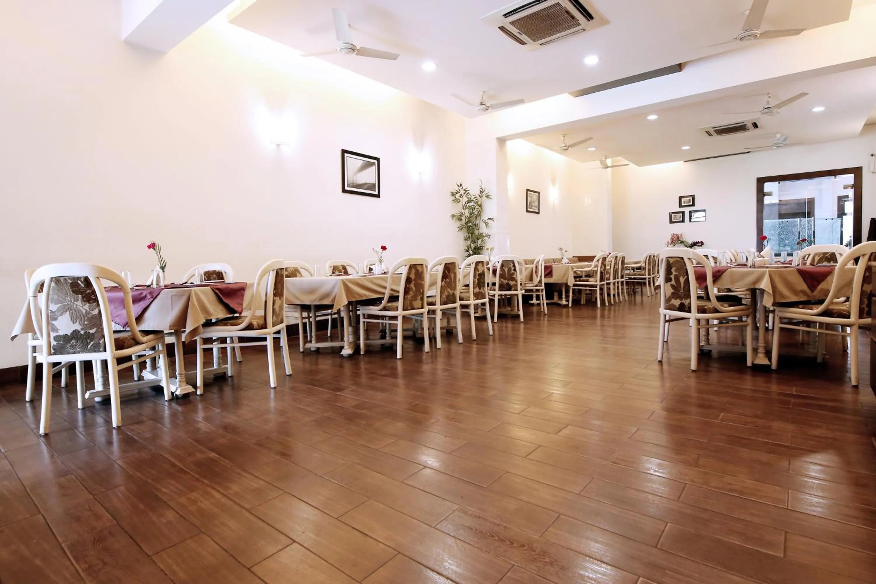 Restaurant/places to eat in Hotel Yatrik