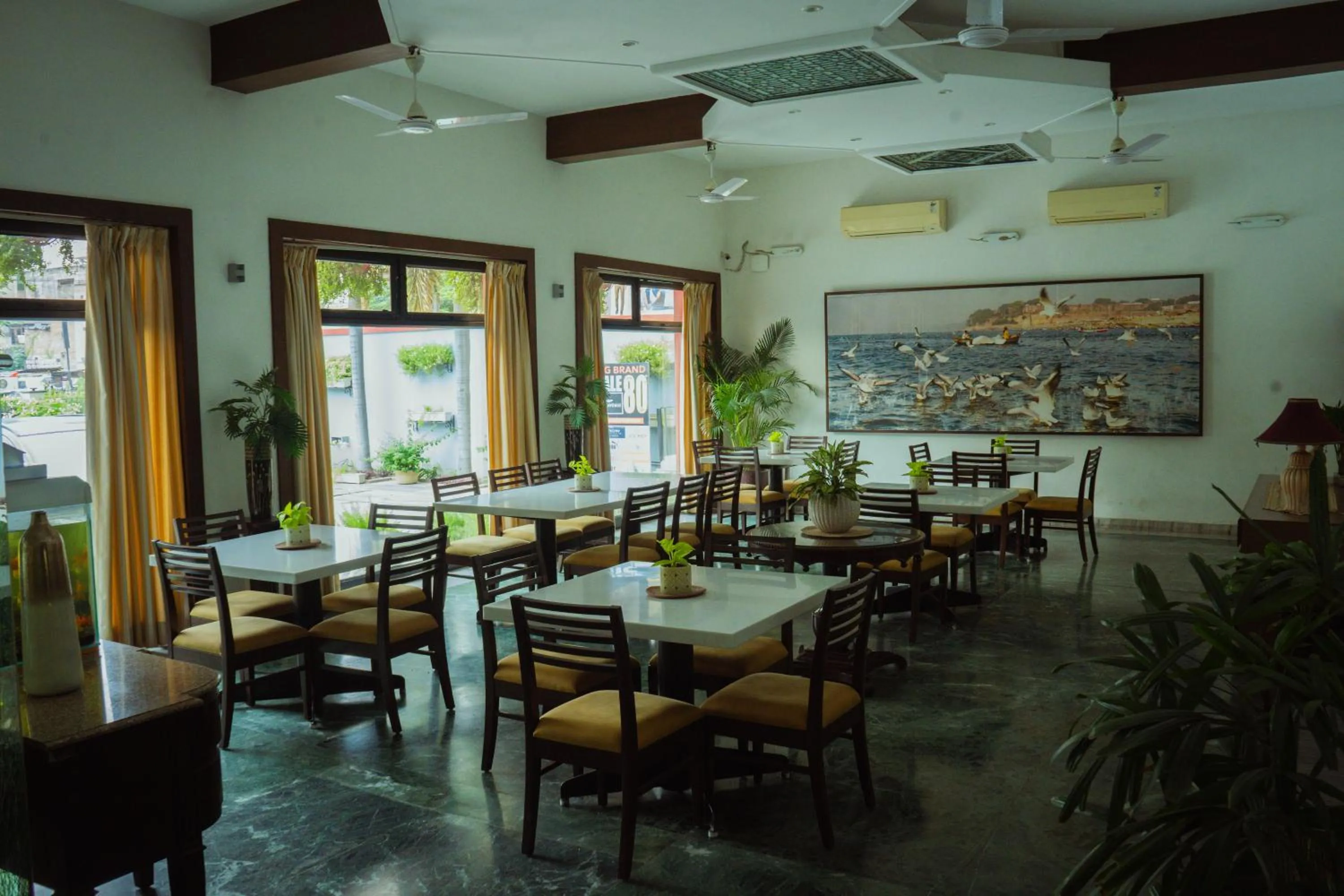 Restaurant/places to eat in Hotel Yatrik