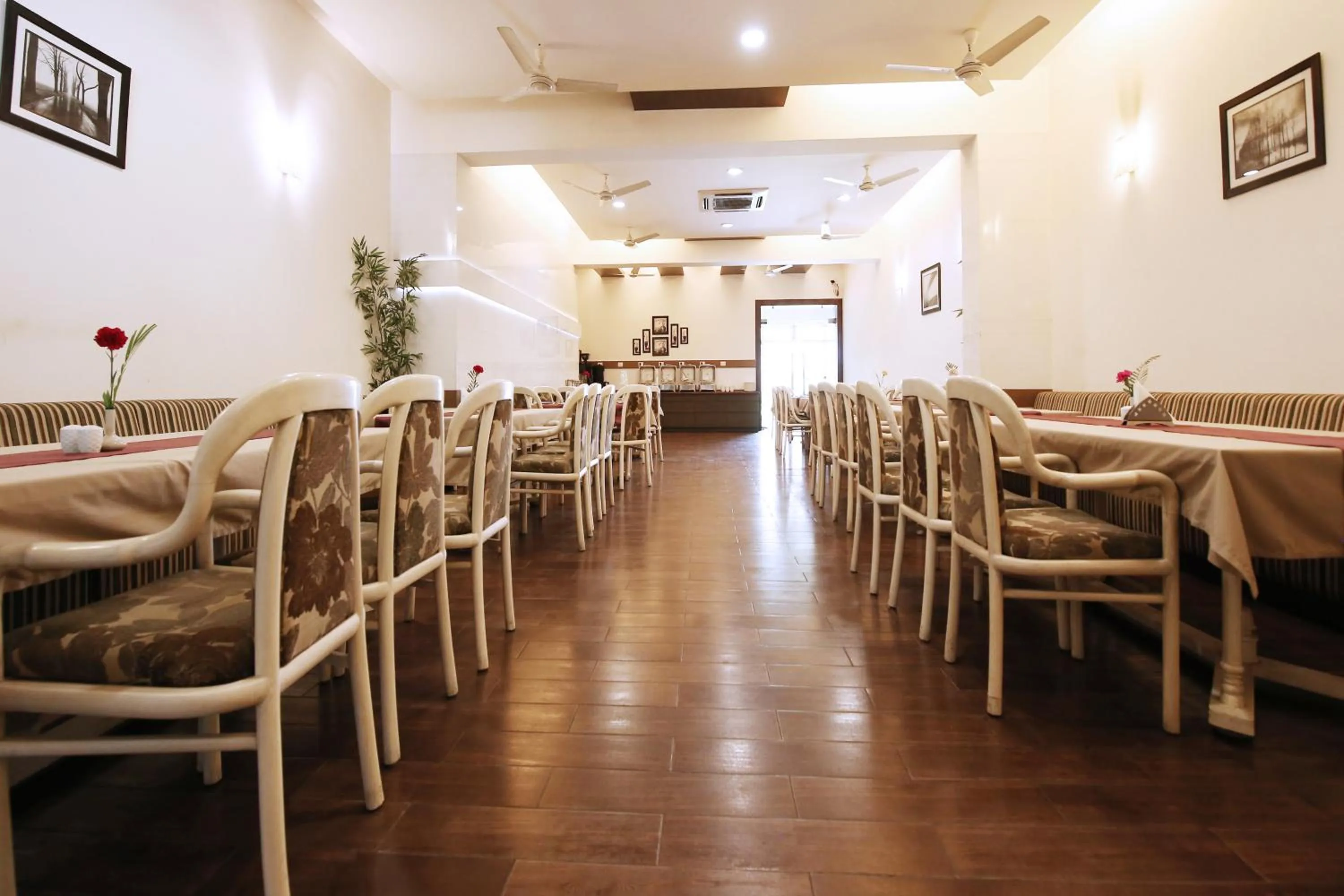 Restaurant/places to eat in Hotel Yatrik