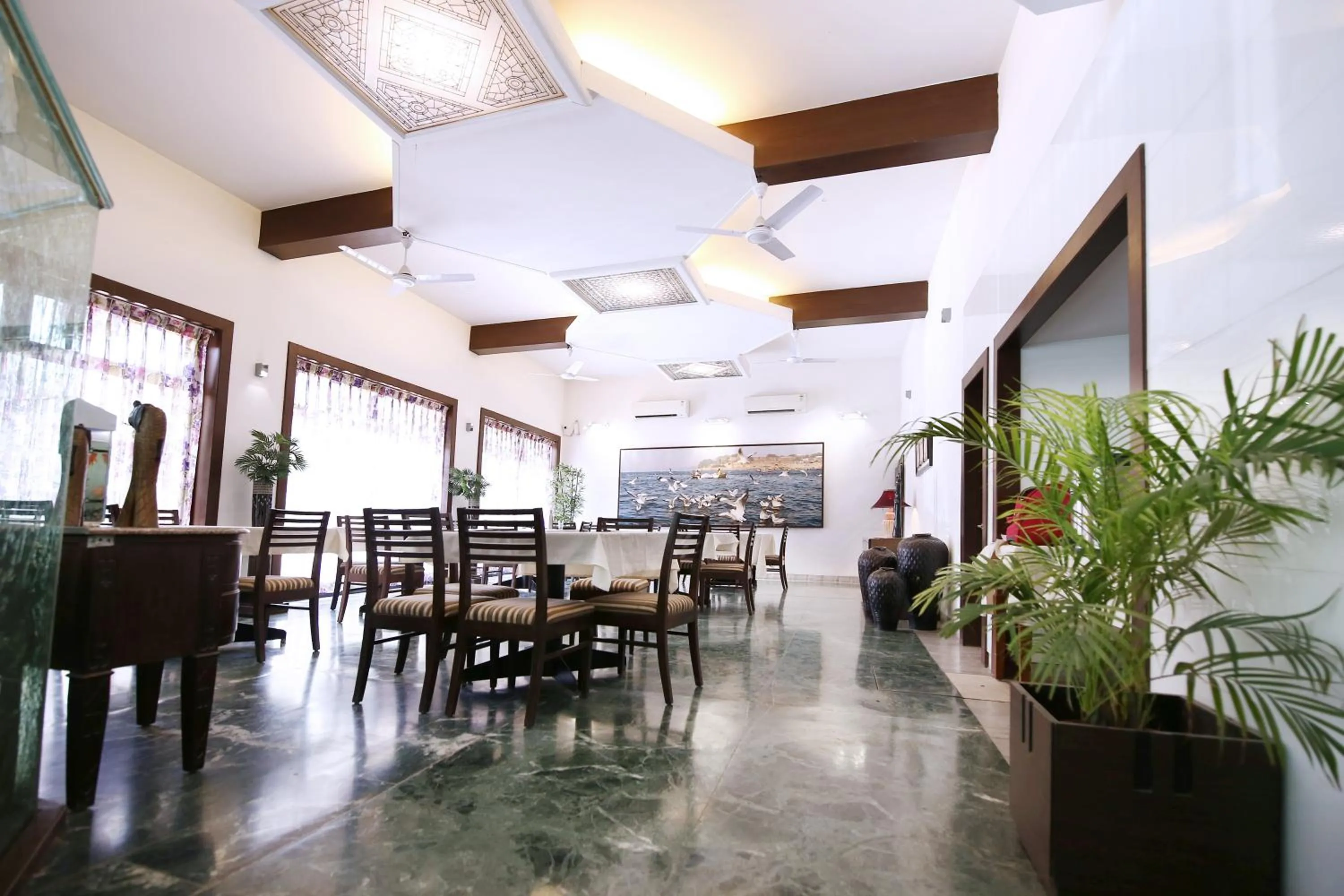 Restaurant/places to eat in Hotel Yatrik