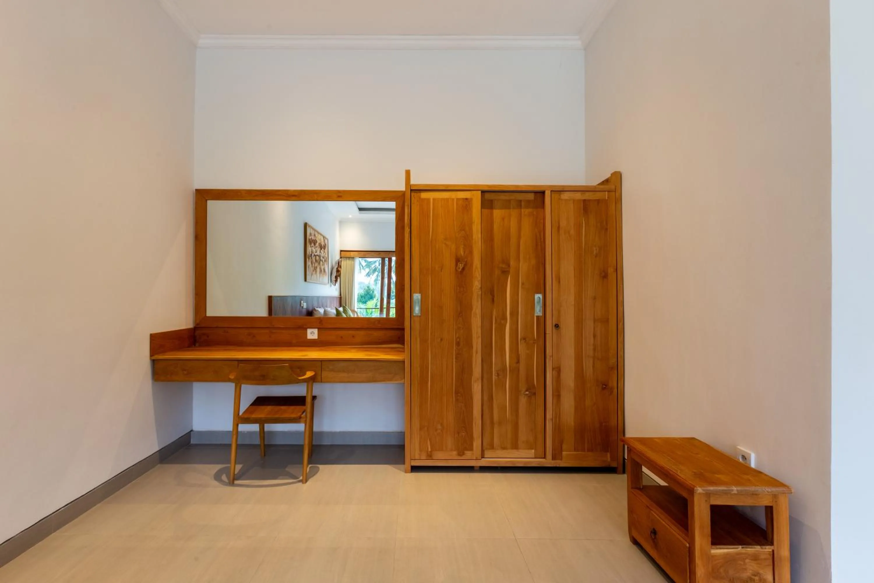 hair dresser in Bije Boutique & Gallery