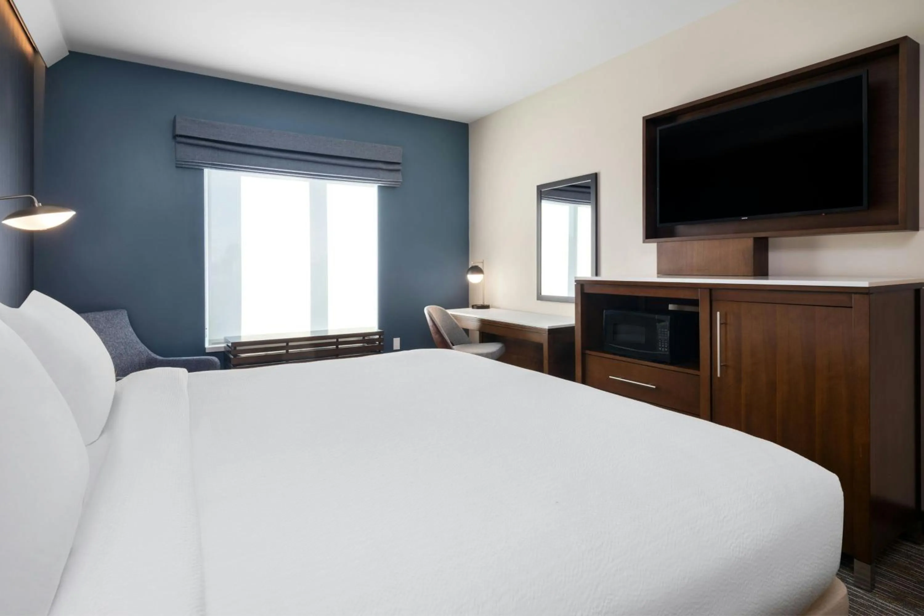 Photo of the whole room, Bed in Courtyard by Marriott Seattle SeaTac Airport