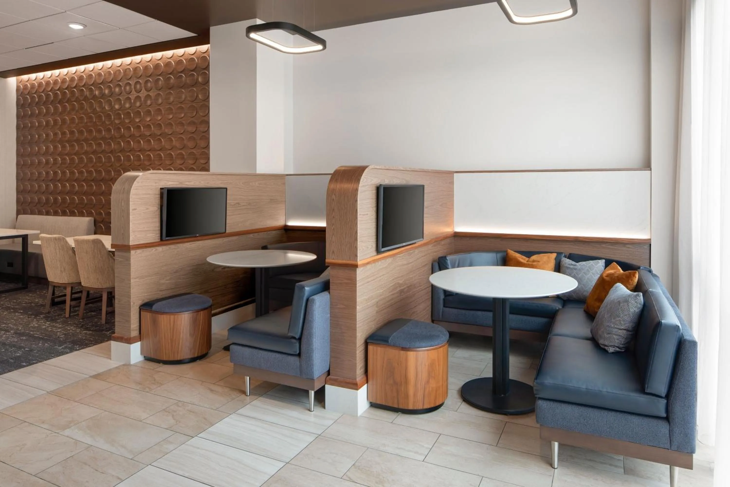 Lounge or bar in Courtyard by Marriott Seattle SeaTac Airport