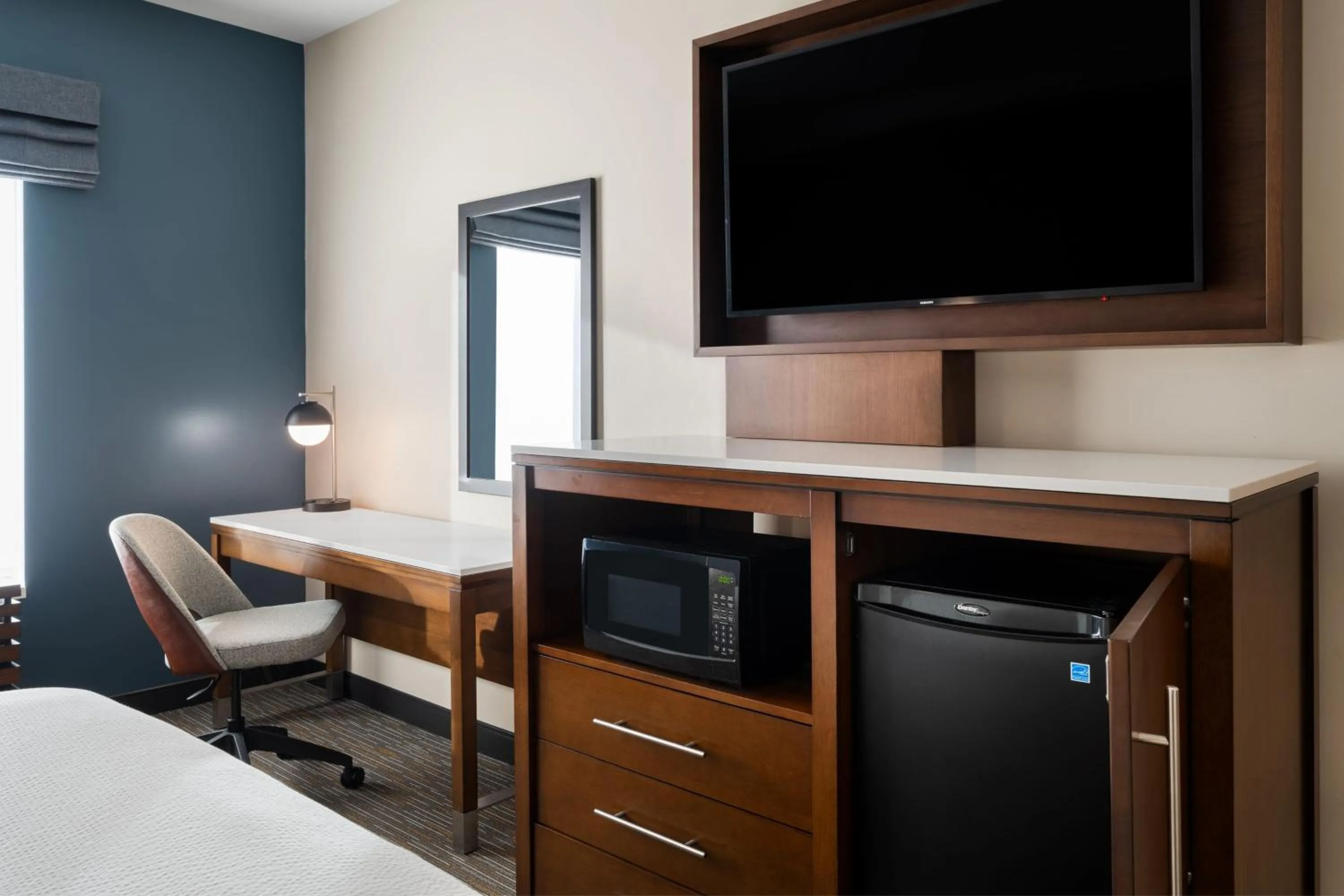 Photo of the whole room, Bed in Courtyard by Marriott Seattle SeaTac Airport