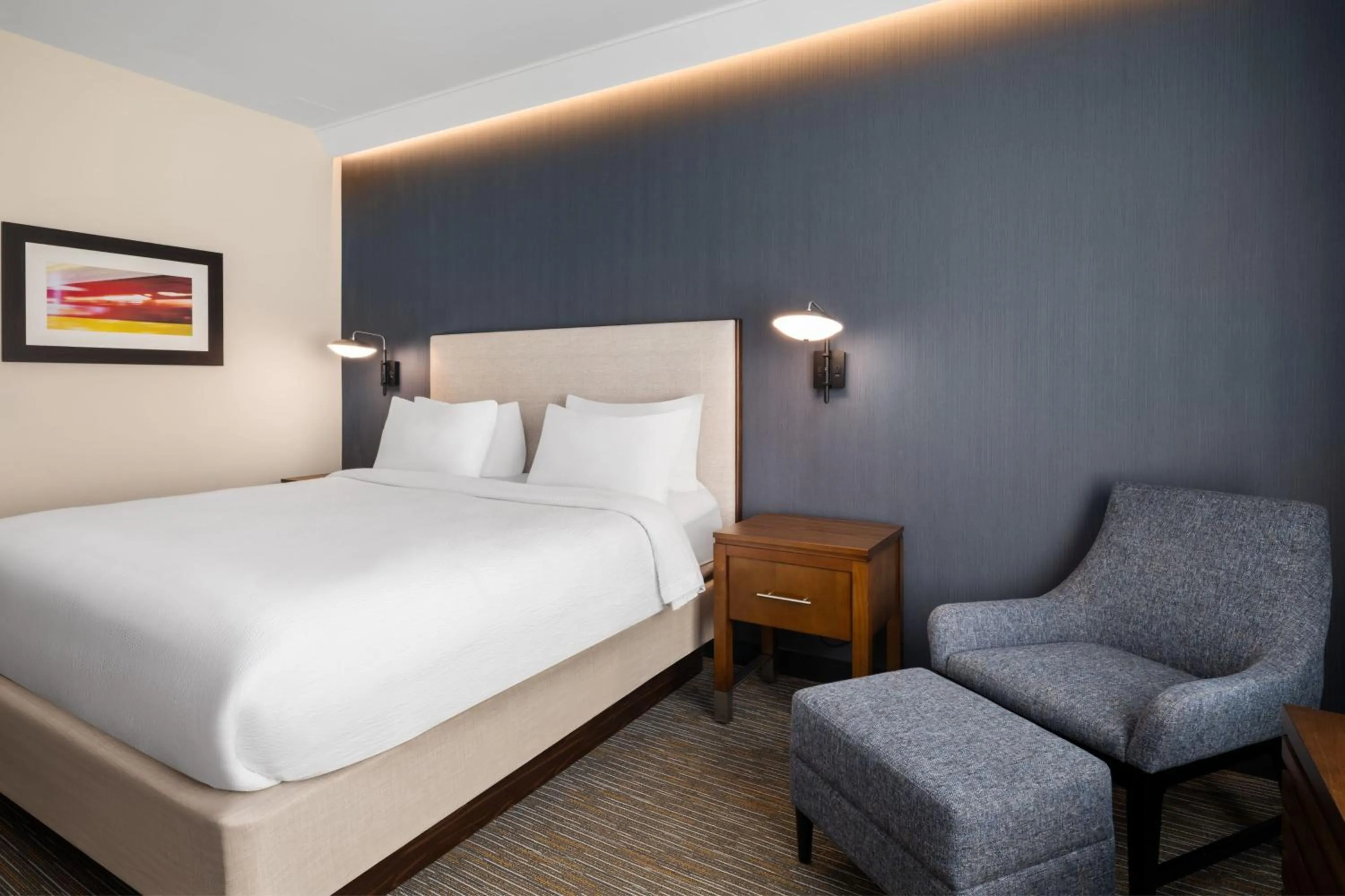 Photo of the whole room, Bed in Courtyard by Marriott Seattle SeaTac Airport