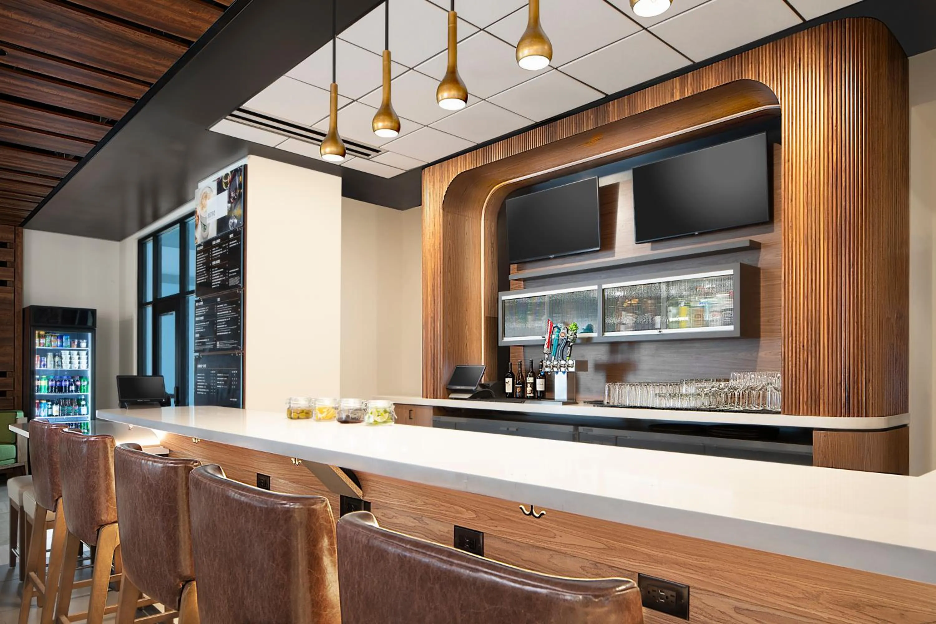 Lounge or bar in Courtyard by Marriott Seattle SeaTac Airport