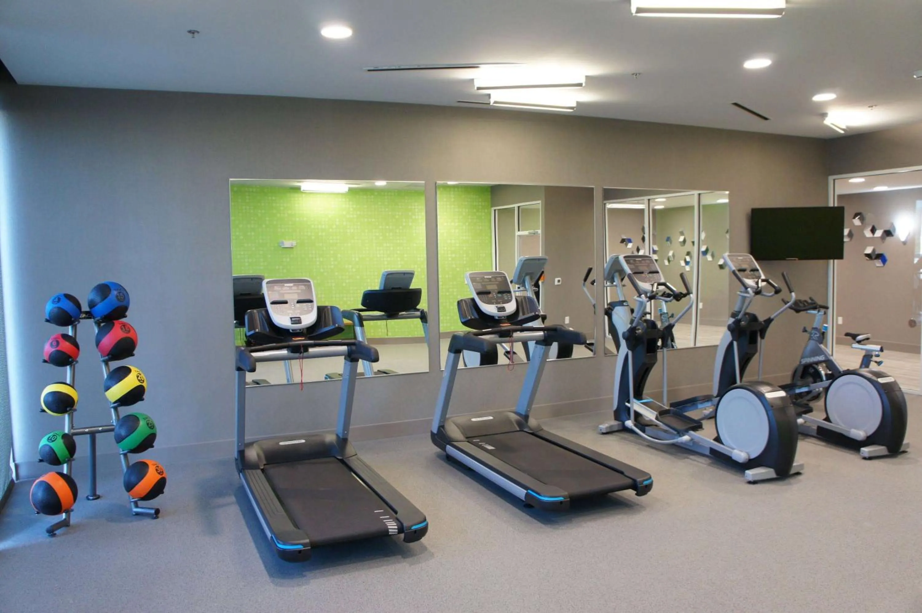 Fitness centre/facilities in La Quinta Inn & Suites by Wyndham Braselton