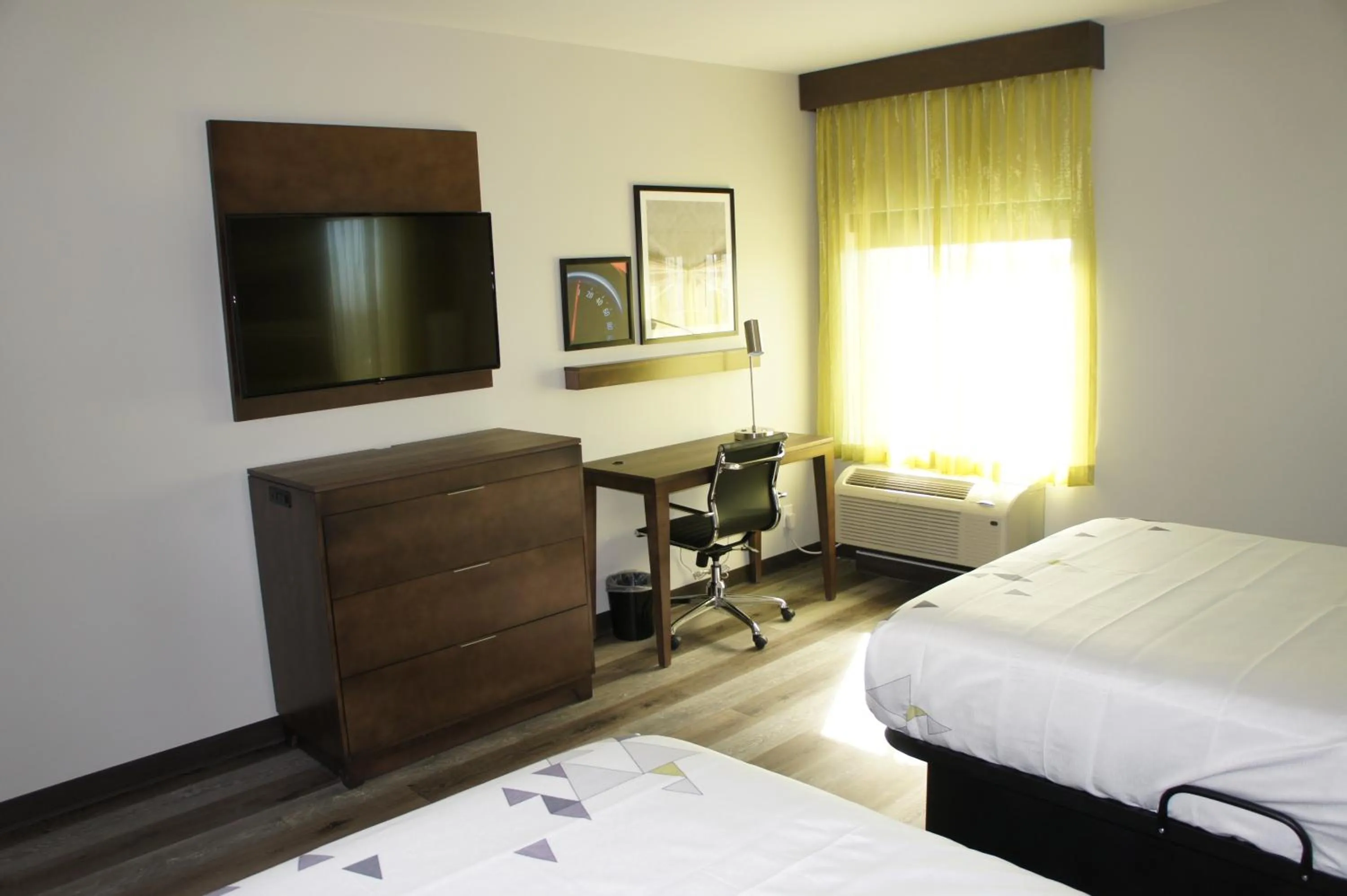 TV and multimedia, Bed in La Quinta Inn & Suites by Wyndham Braselton