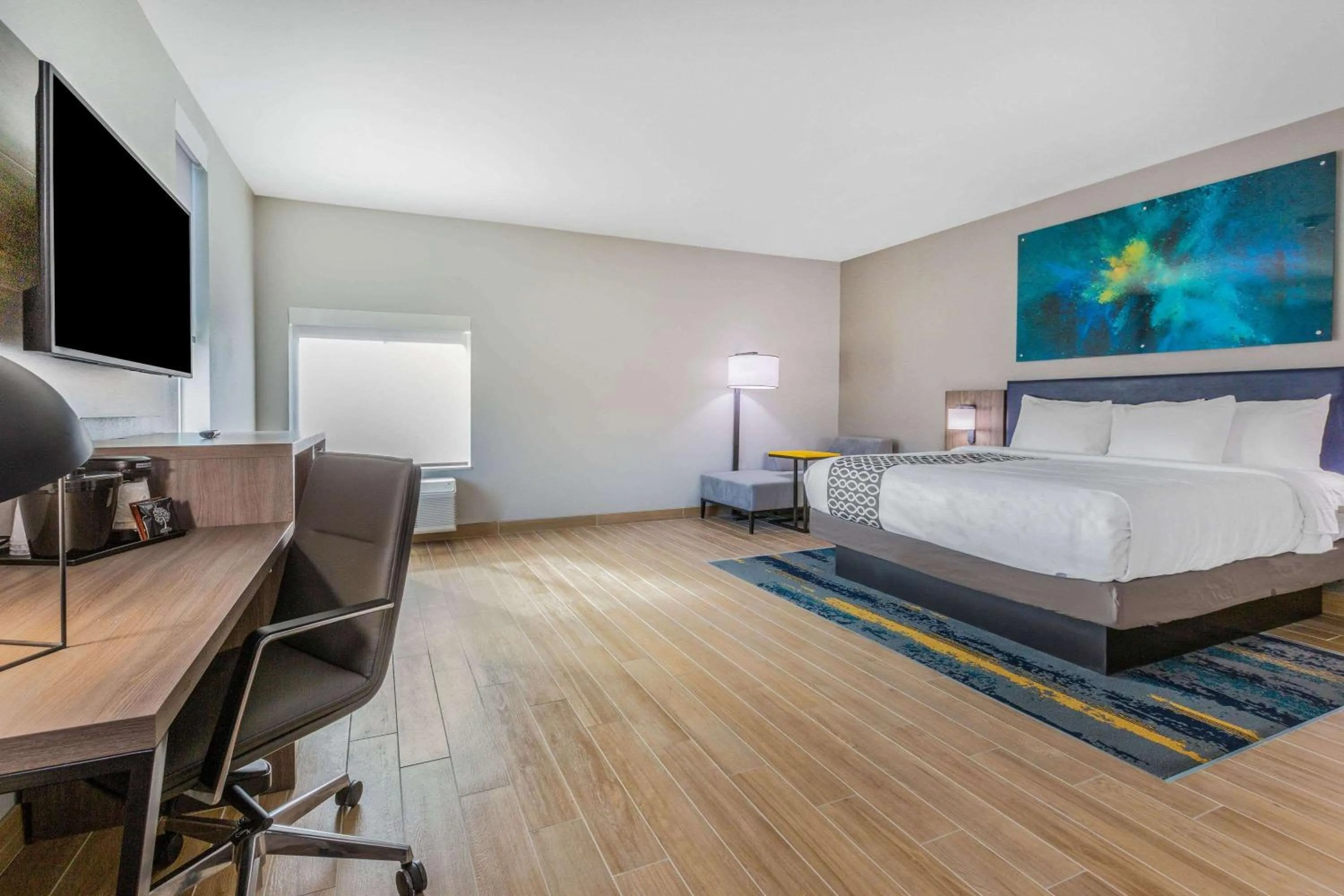 TV and multimedia, Bed in La Quinta Inn & Suites by Wyndham Galveston West Seawall