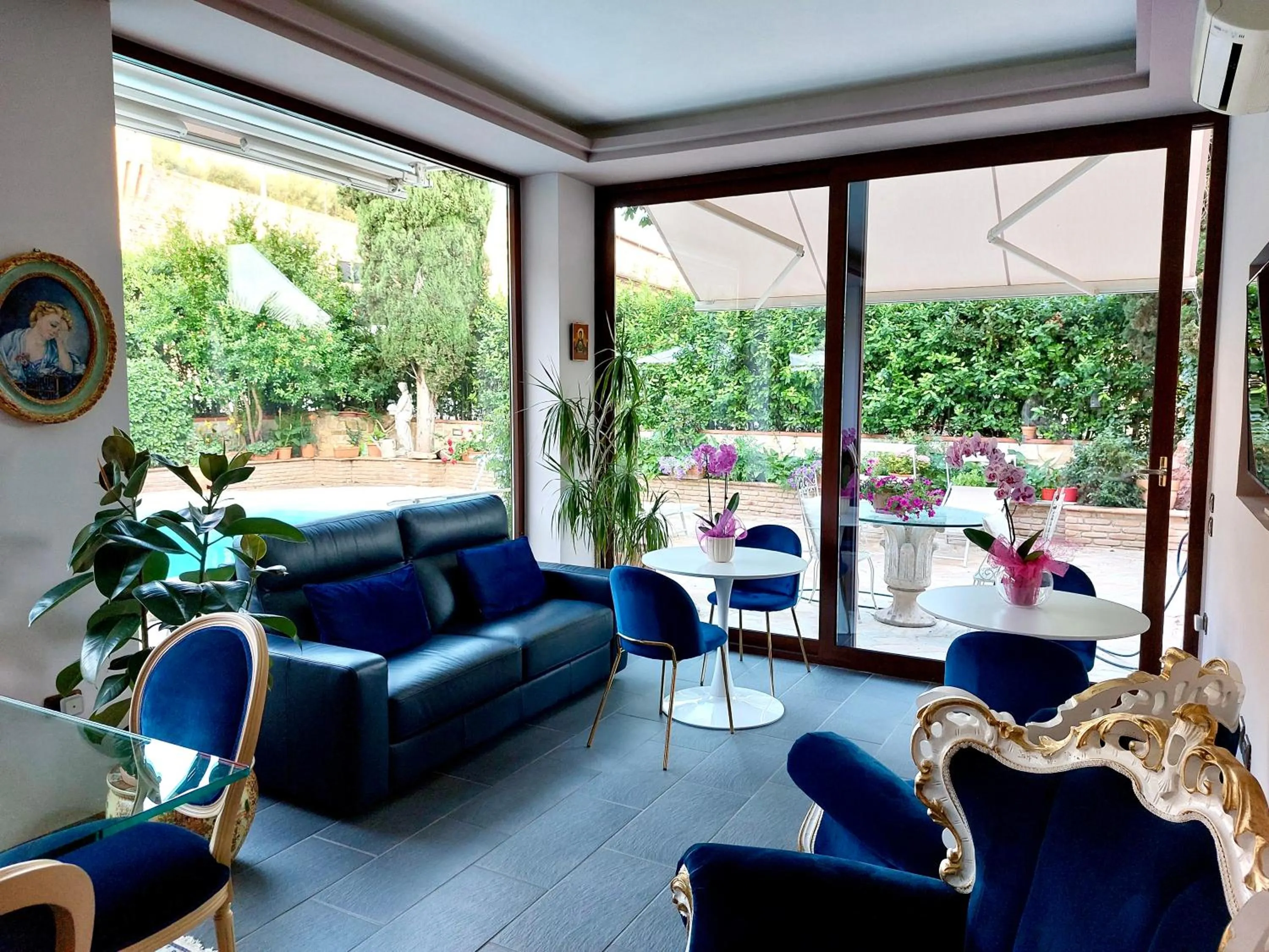 Communal lounge/ TV room in Villamena