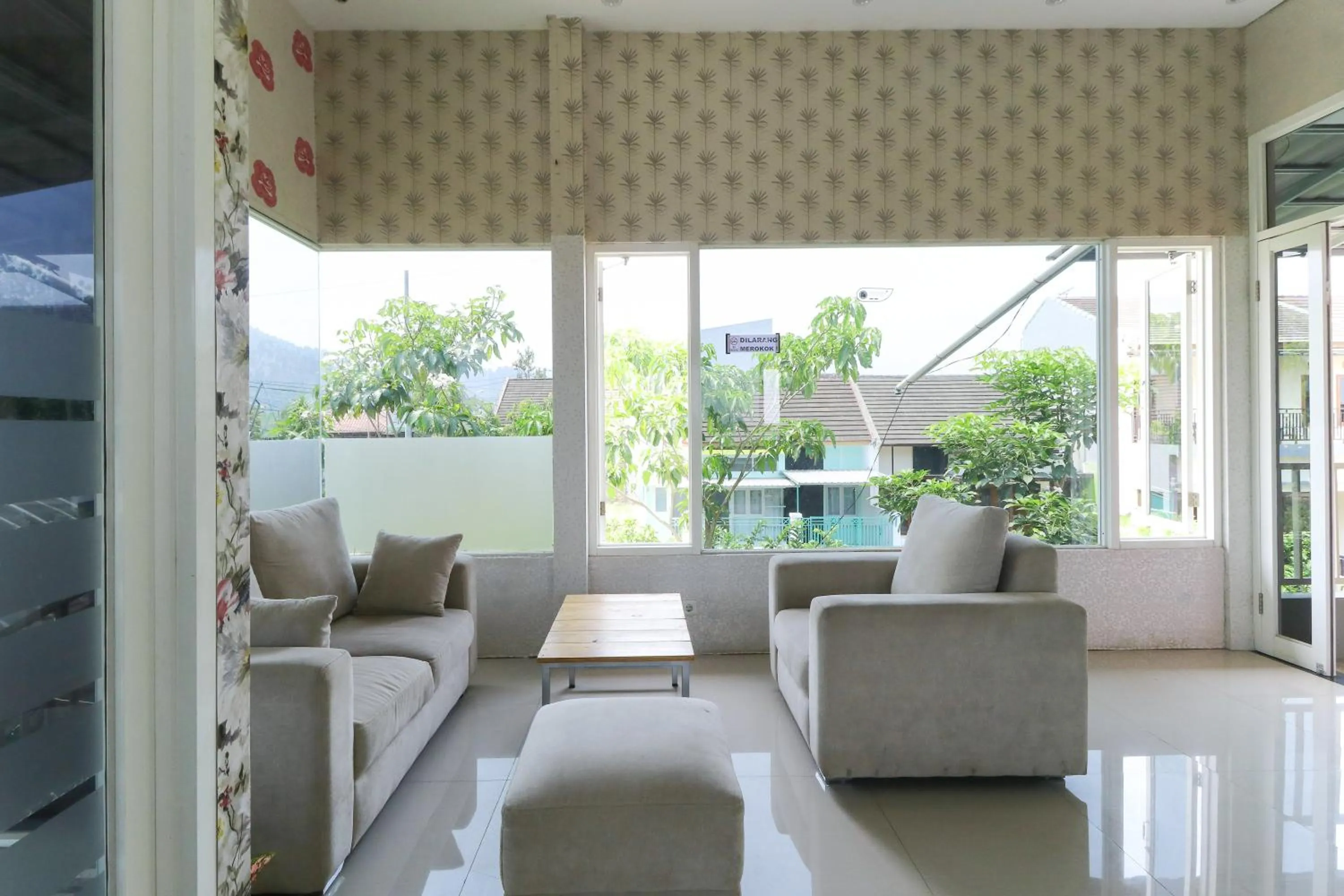 Seating area in Griya Mulya near Alun Alun Batu Mitra RedDoorz