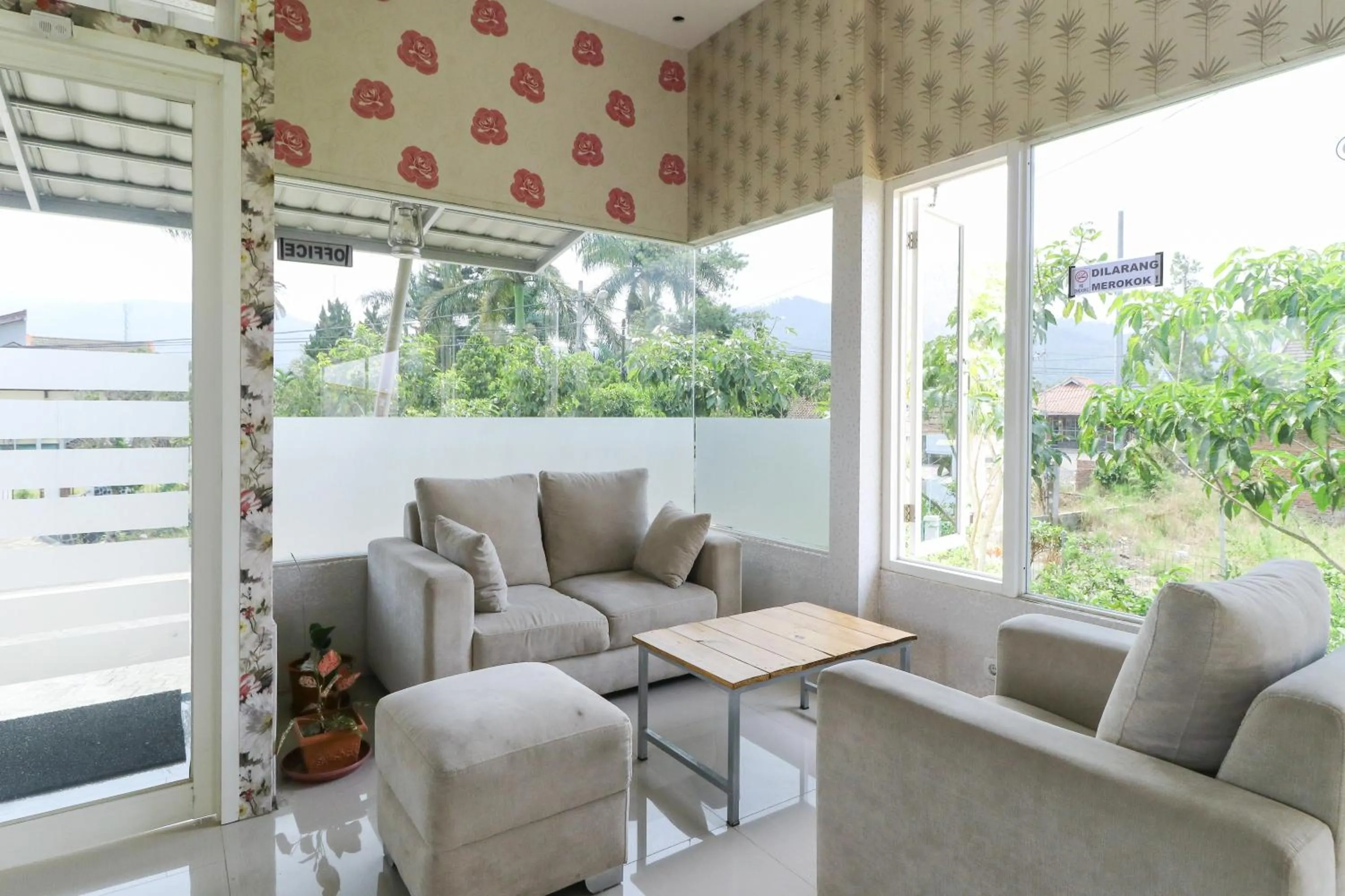 Seating area in Griya Mulya near Alun Alun Batu Mitra RedDoorz