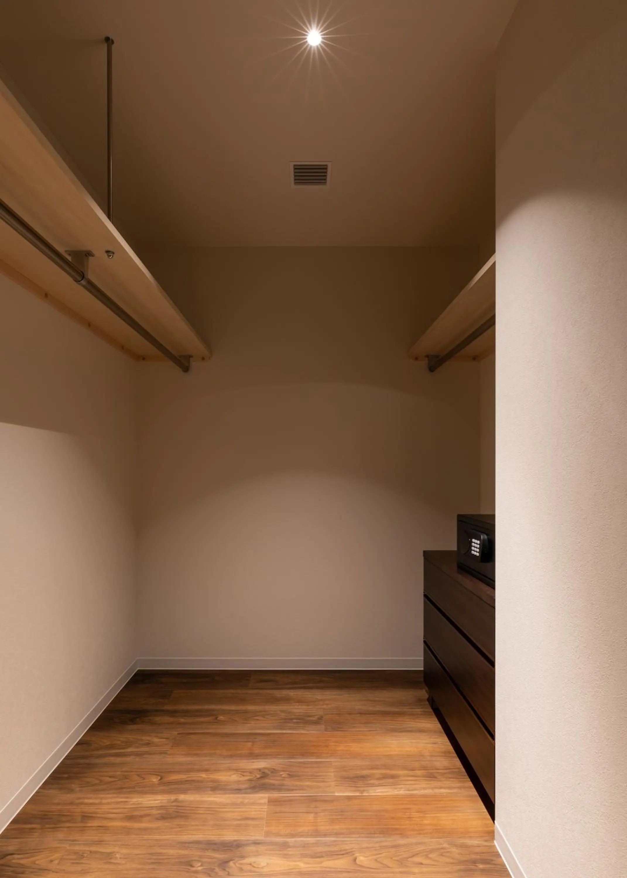 wardrobe in The Vale Rusutsu