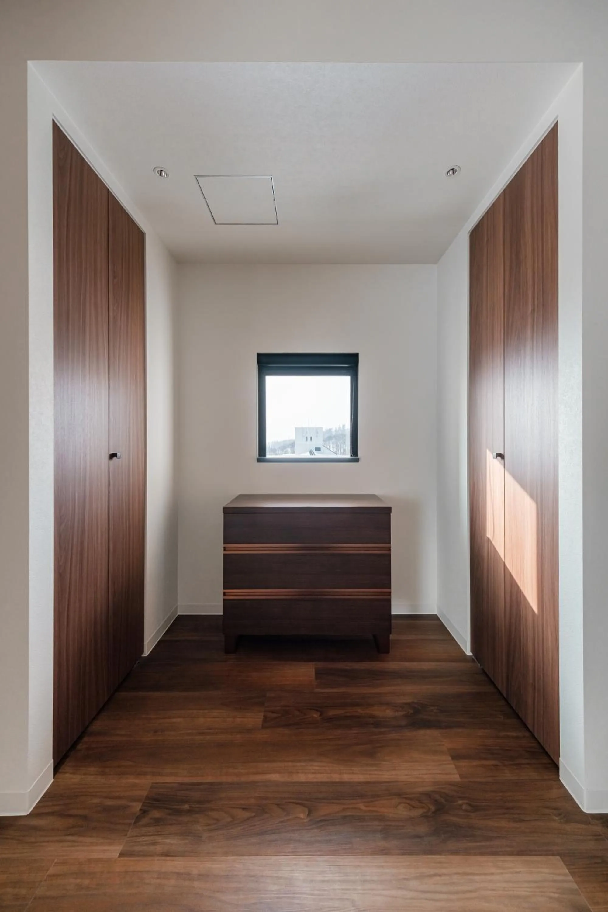 wardrobe in The Vale Rusutsu