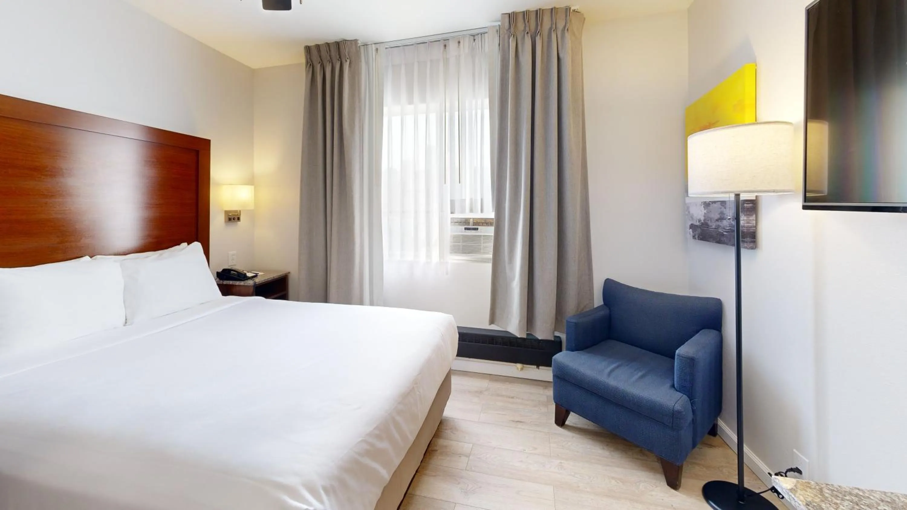 Bed in Comfort Inn Gaslamp Convention Center