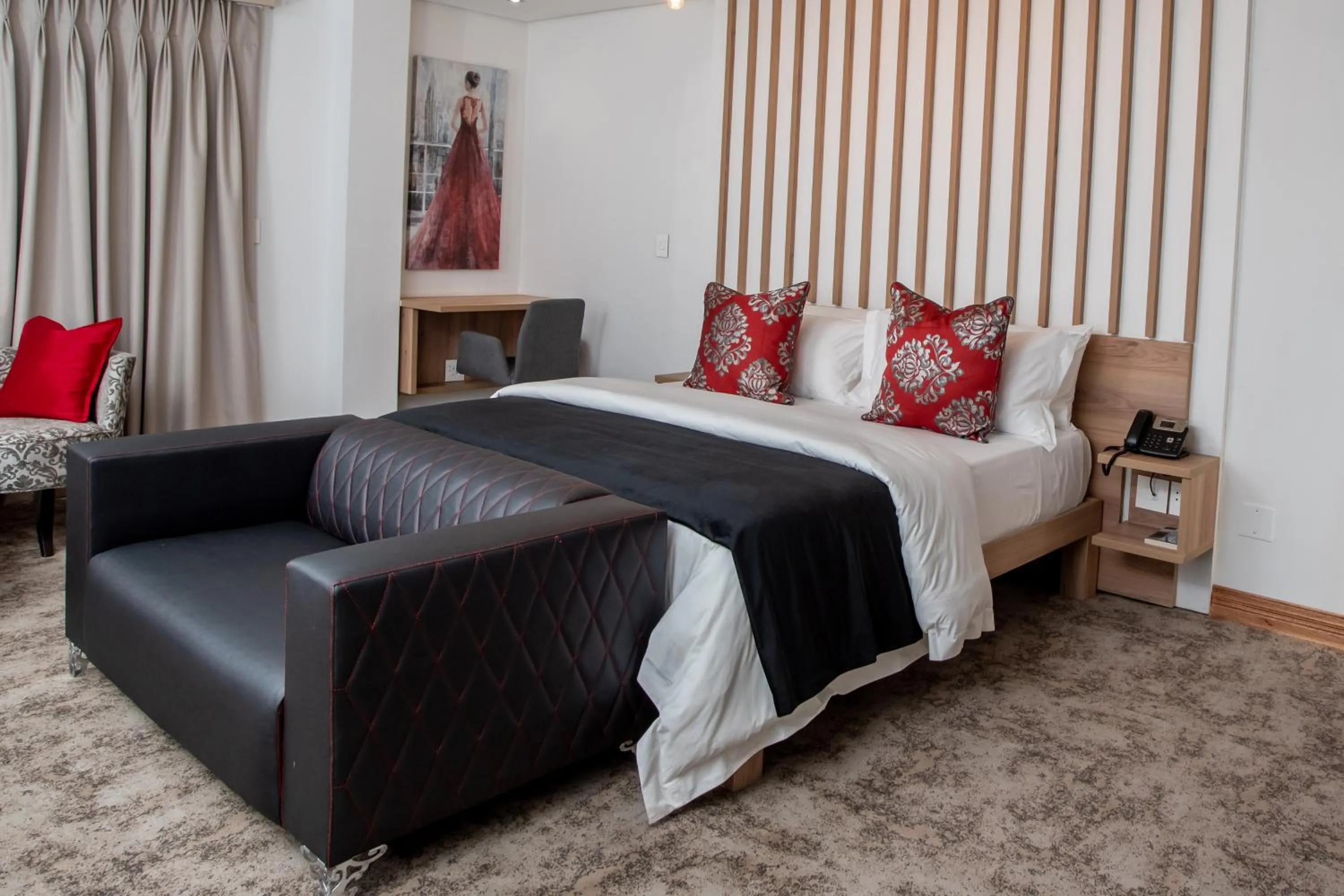 Bed in LOCH LOGAN HOTEL