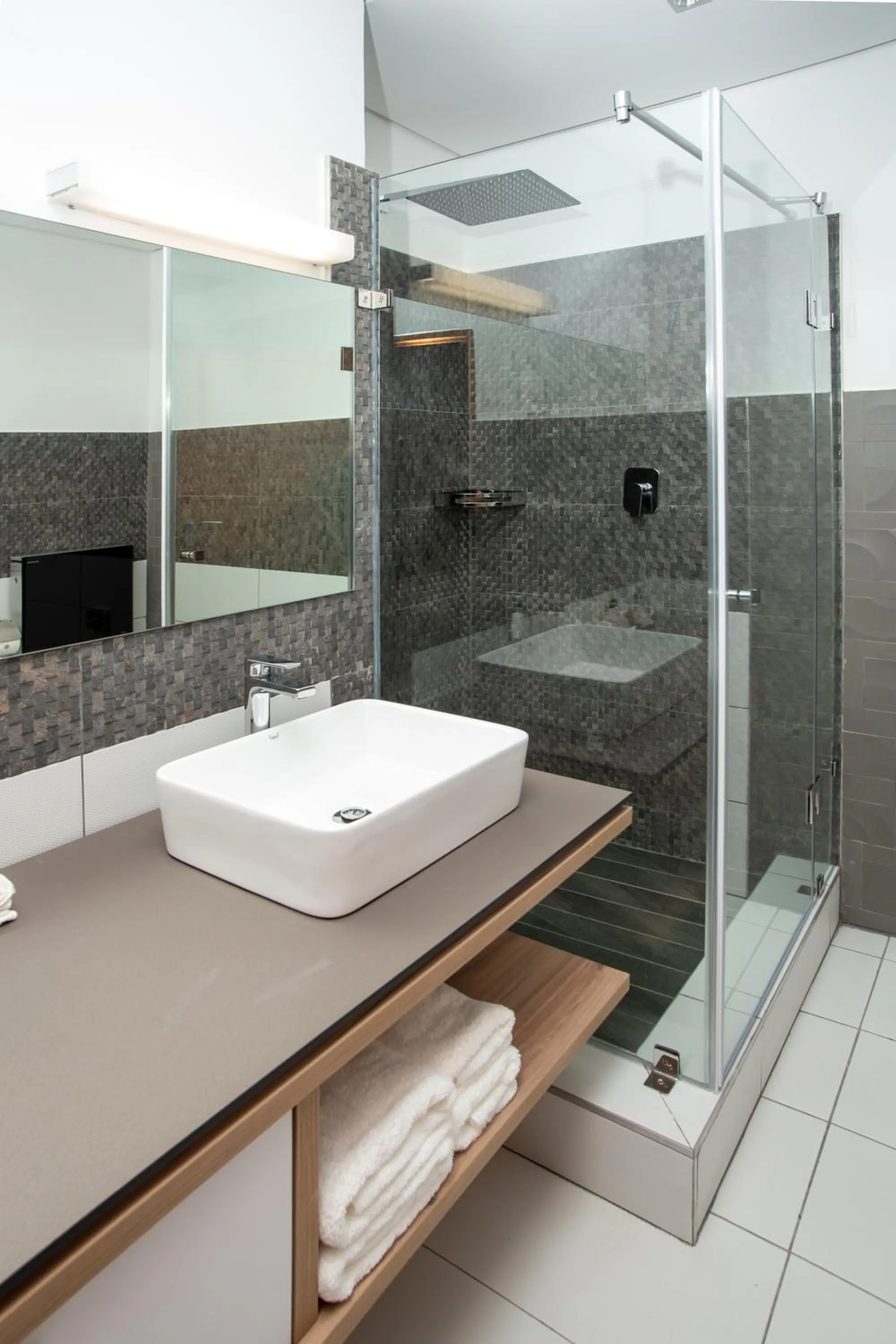 Shower in LOCH LOGAN HOTEL