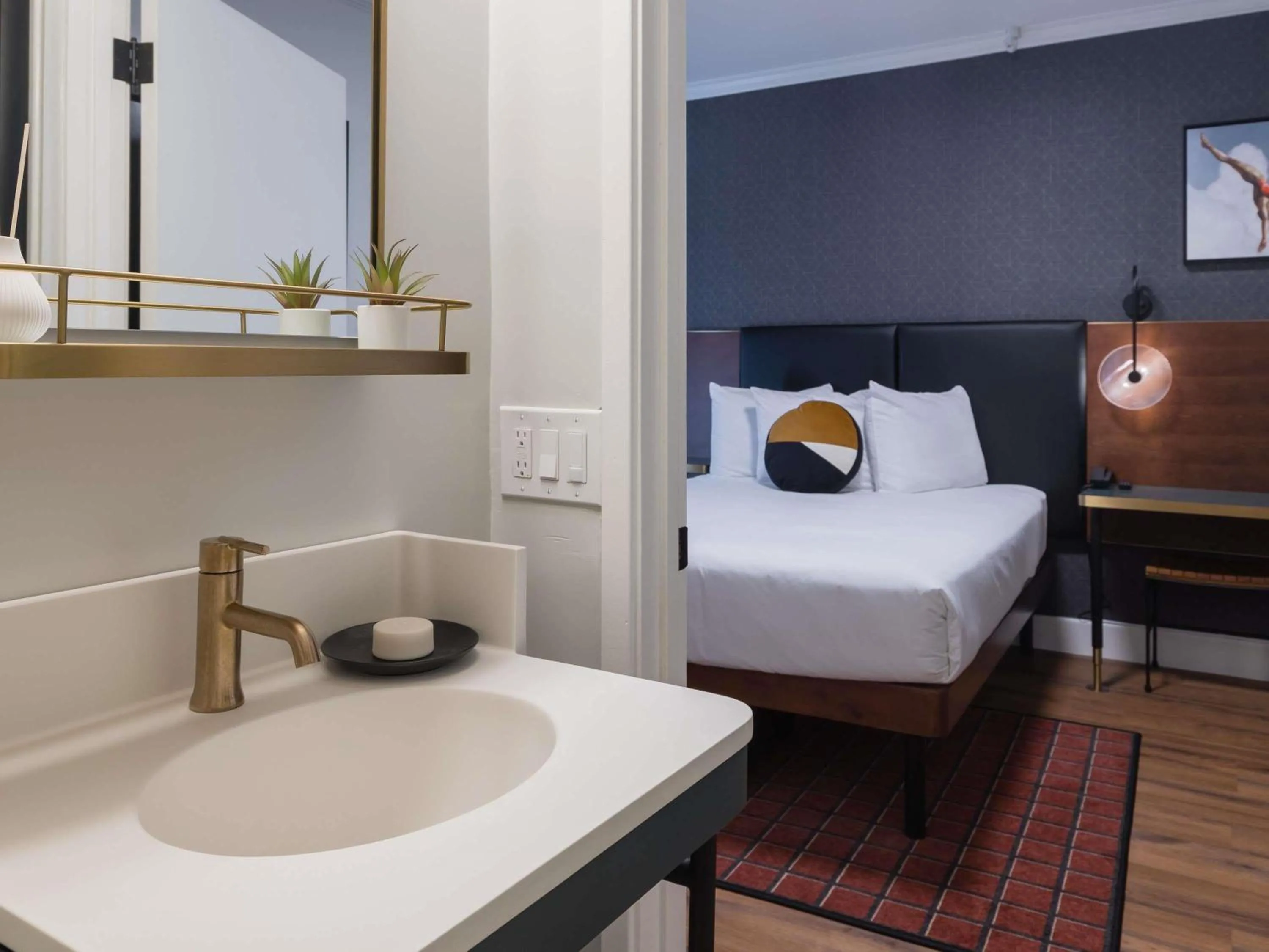 Bedroom, Bed in Hotel Stratford San Francisco - Handwritten Collection