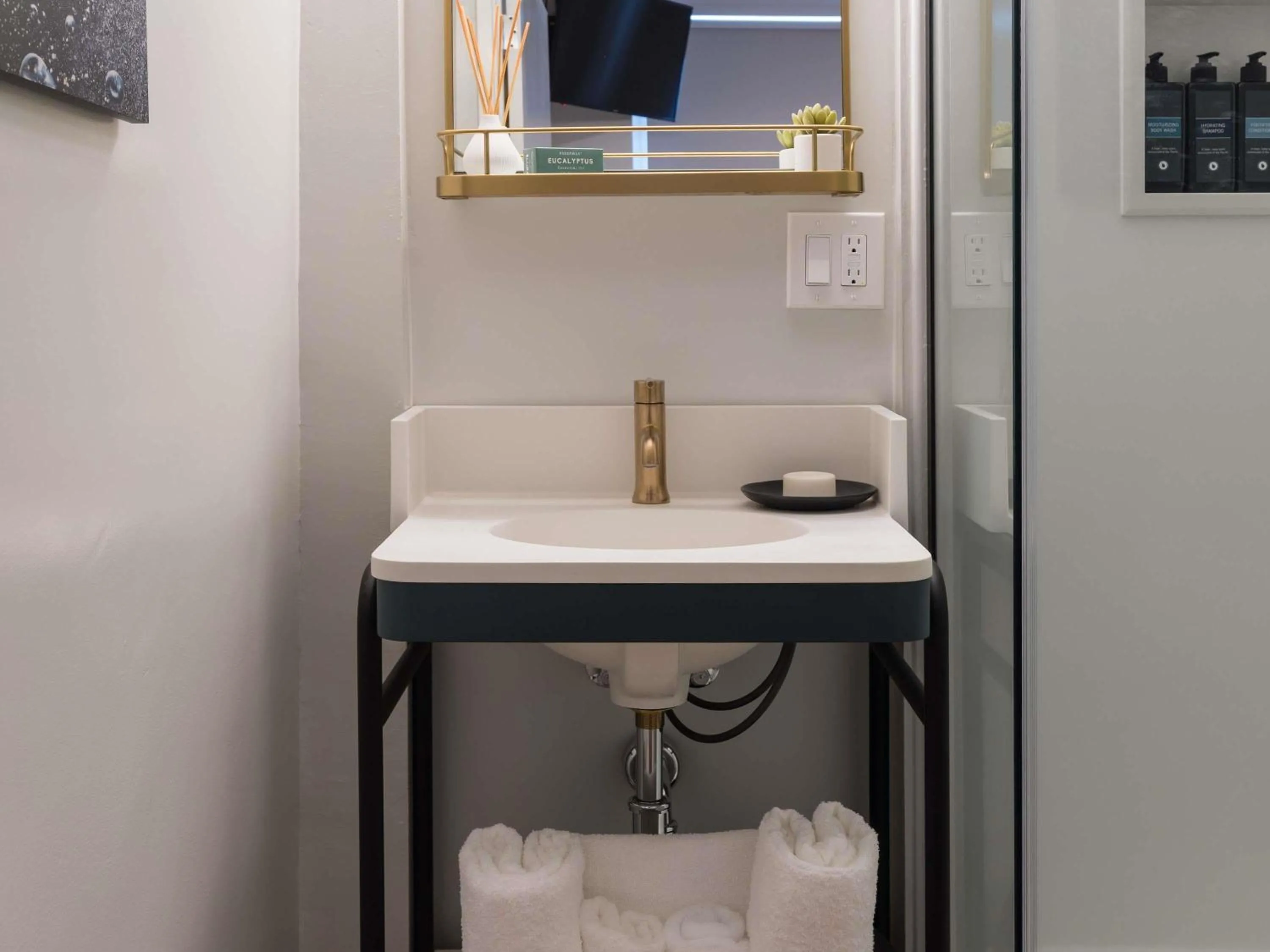 Bedroom in Hotel Stratford San Francisco - Handwritten Collection