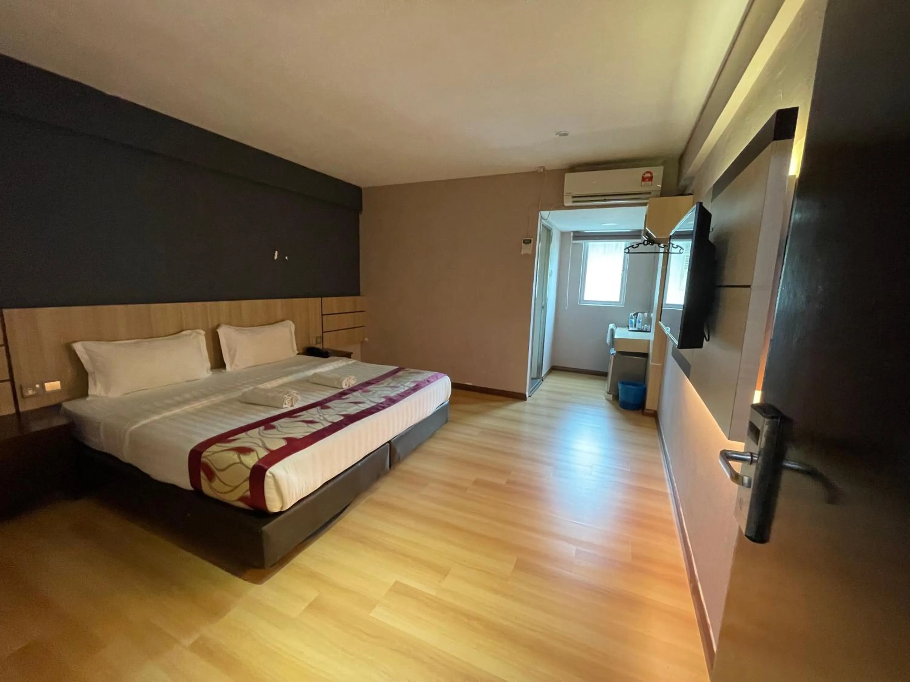 Property building, Bed in Palace Inn