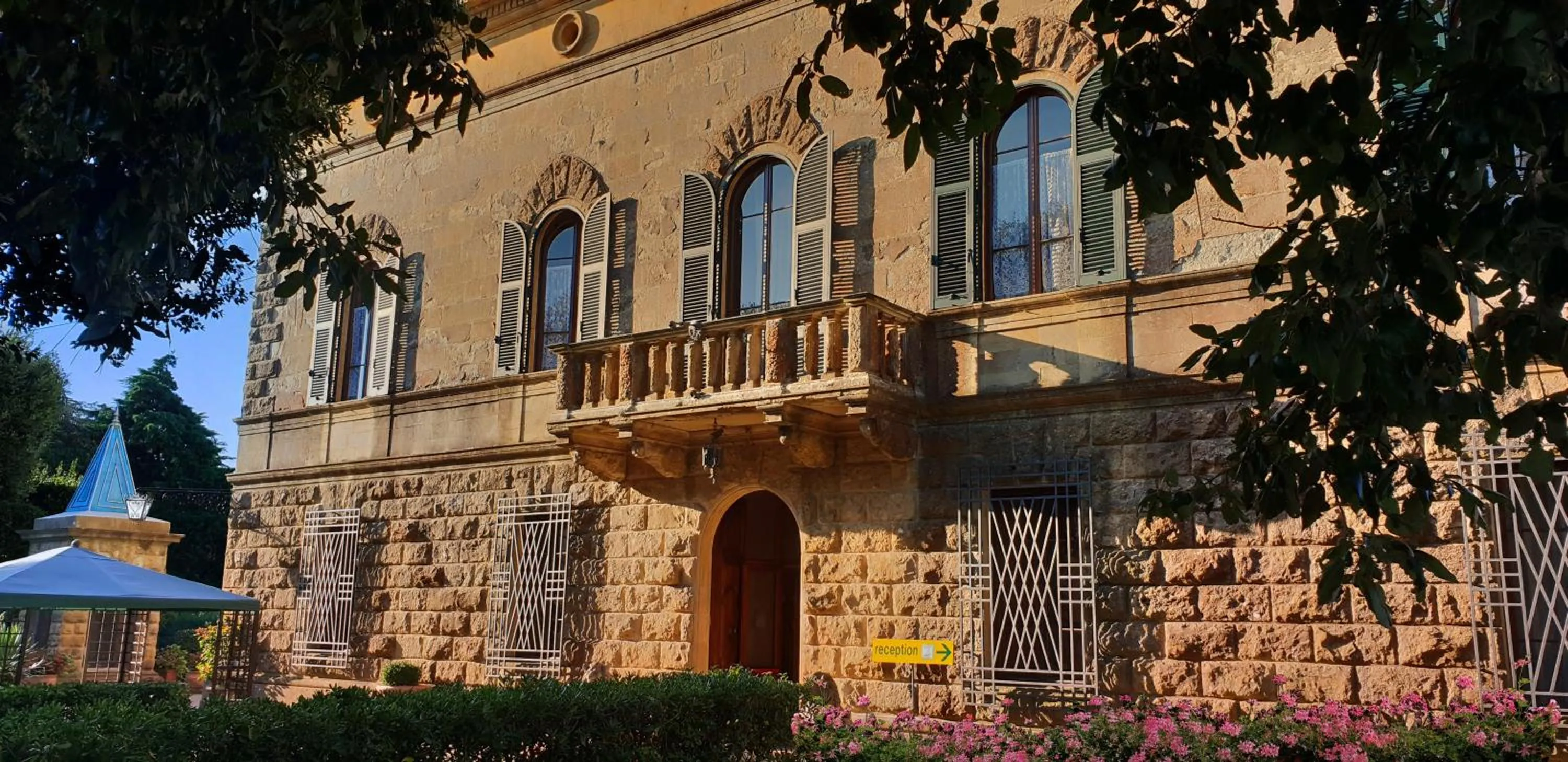 Facade/entrance in Residence Villa Elena
