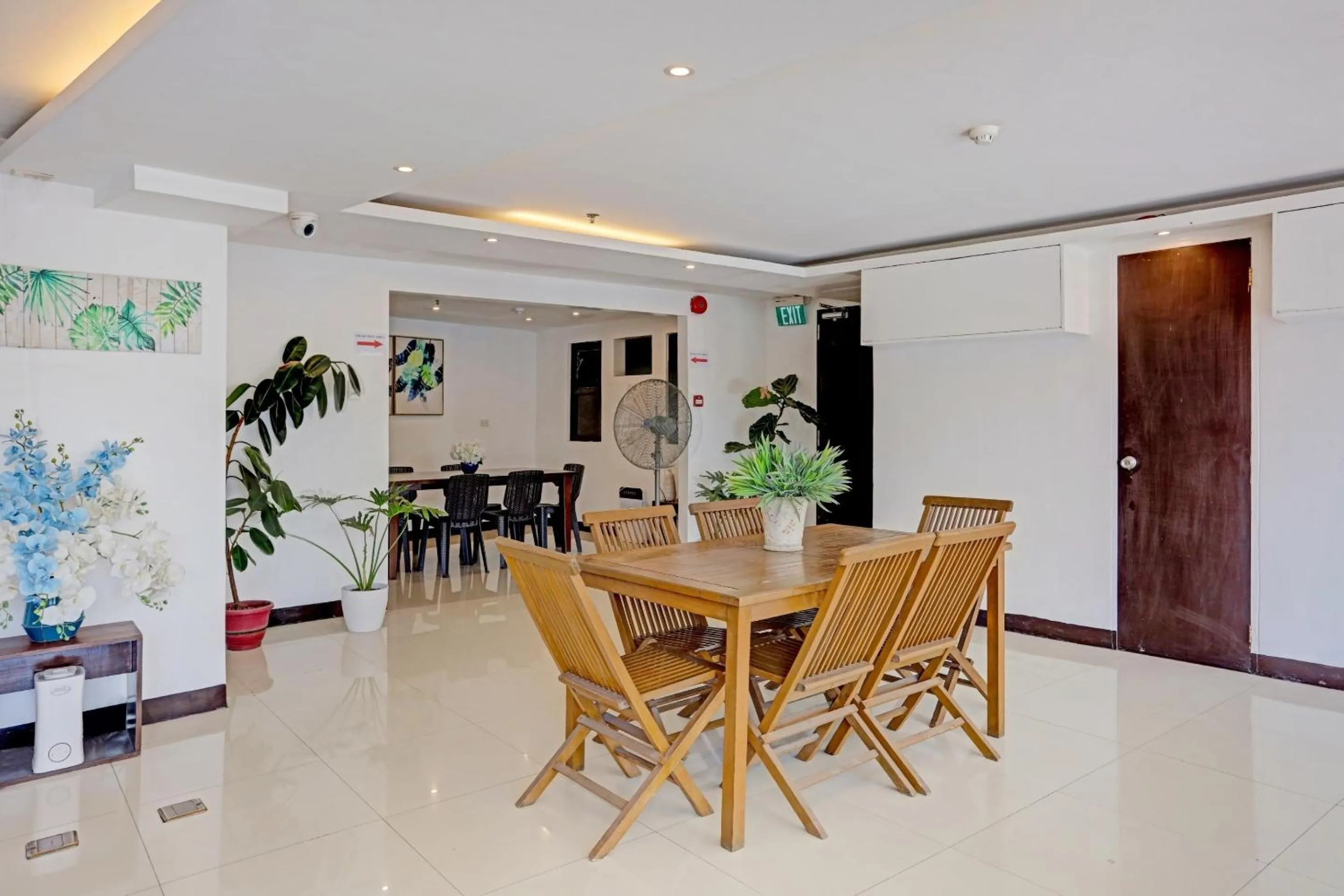 Restaurant/places to eat in Super OYO Capital O 232 Nest Nano Suites Fort