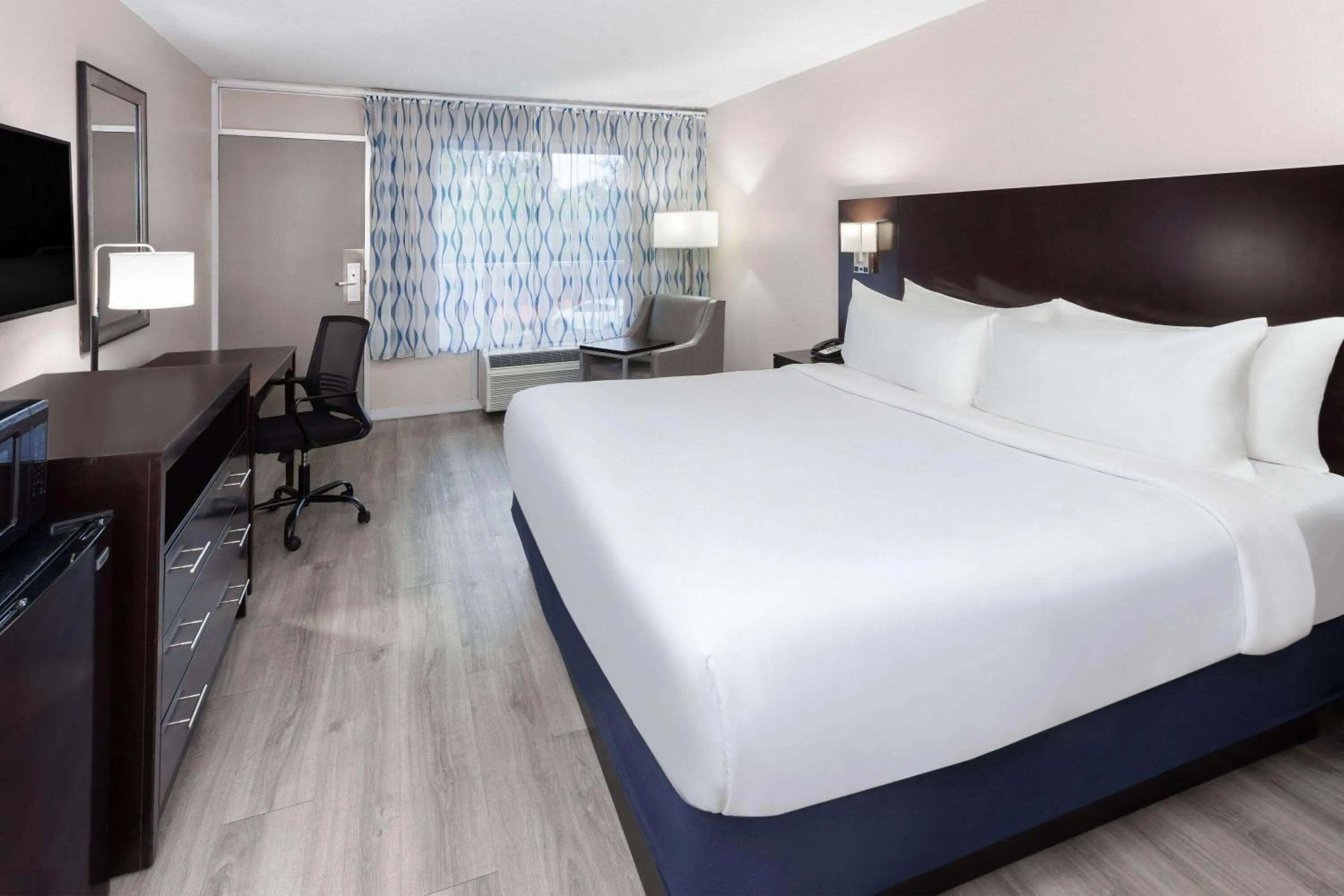 Photo of the whole room, Bed in Days Inn by Wyndham Melbourne